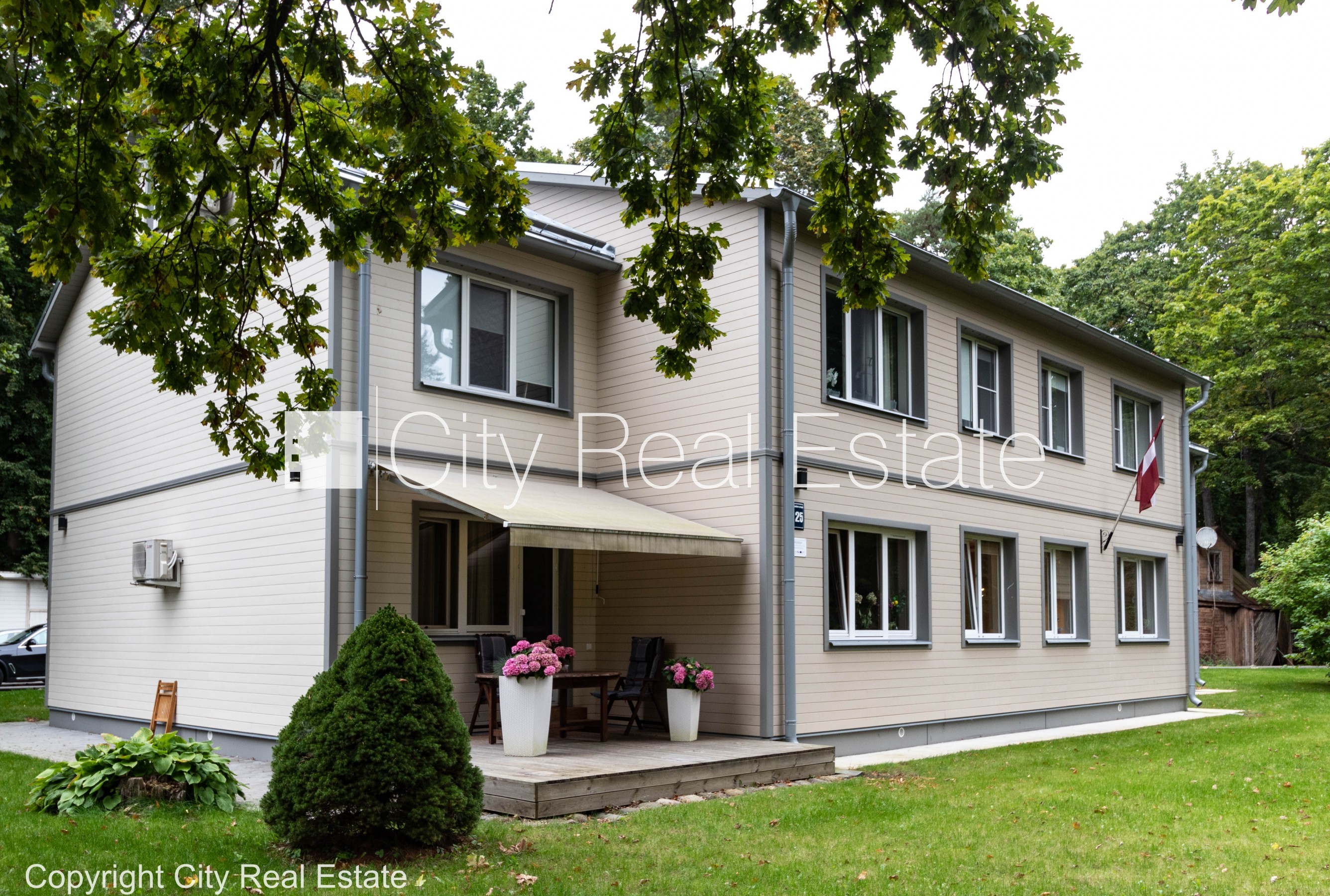 Sludinājumi. Renovēta māja, labiekārtota apzaļumota teritorija, iežogota teritorija, vieta automašīnai, kāpņu Cena: 1200 EUR/mēn Foto #1