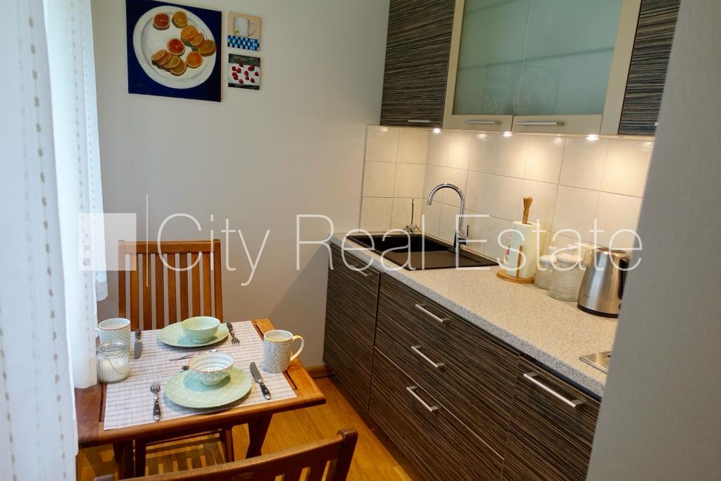 Sludinājumi. Renovēta māja, labiekārtota apzaļumota teritorija, iežogota teritorija, vieta automašīnai, kāpņu Cena: 1200 EUR/mēn Foto #7