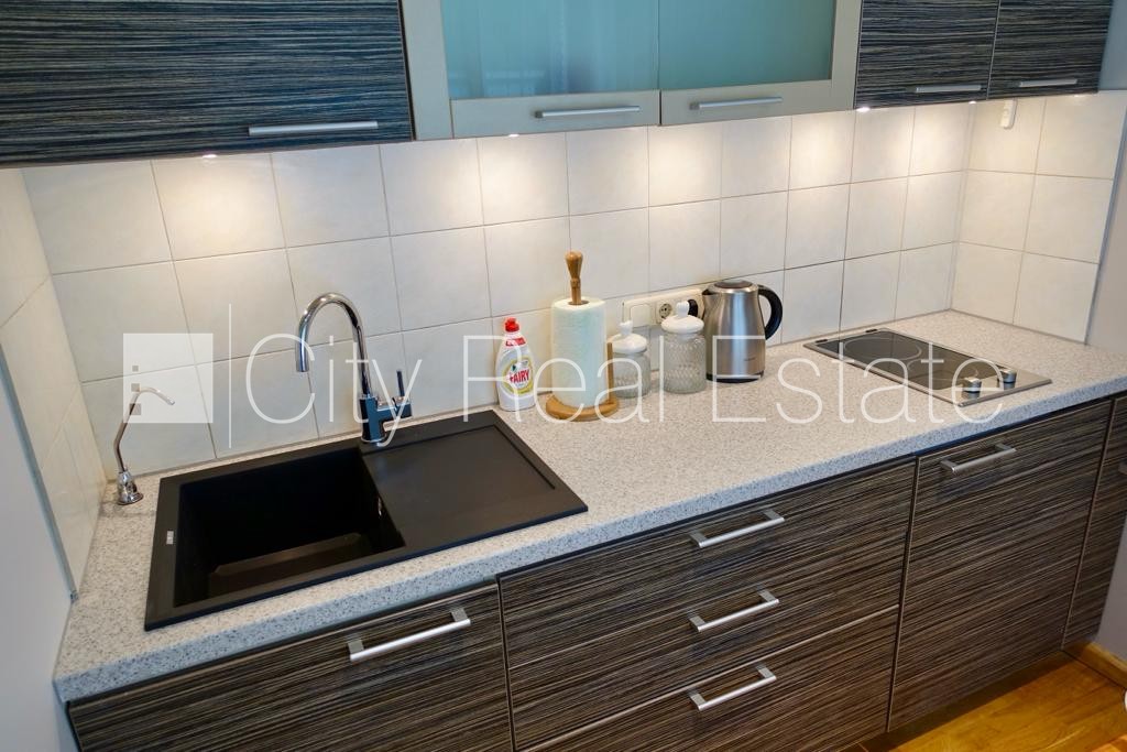 Sludinājumi. Renovēta māja, labiekārtota apzaļumota teritorija, iežogota teritorija, vieta automašīnai, kāpņu Cena: 1200 EUR/mēn Foto #8