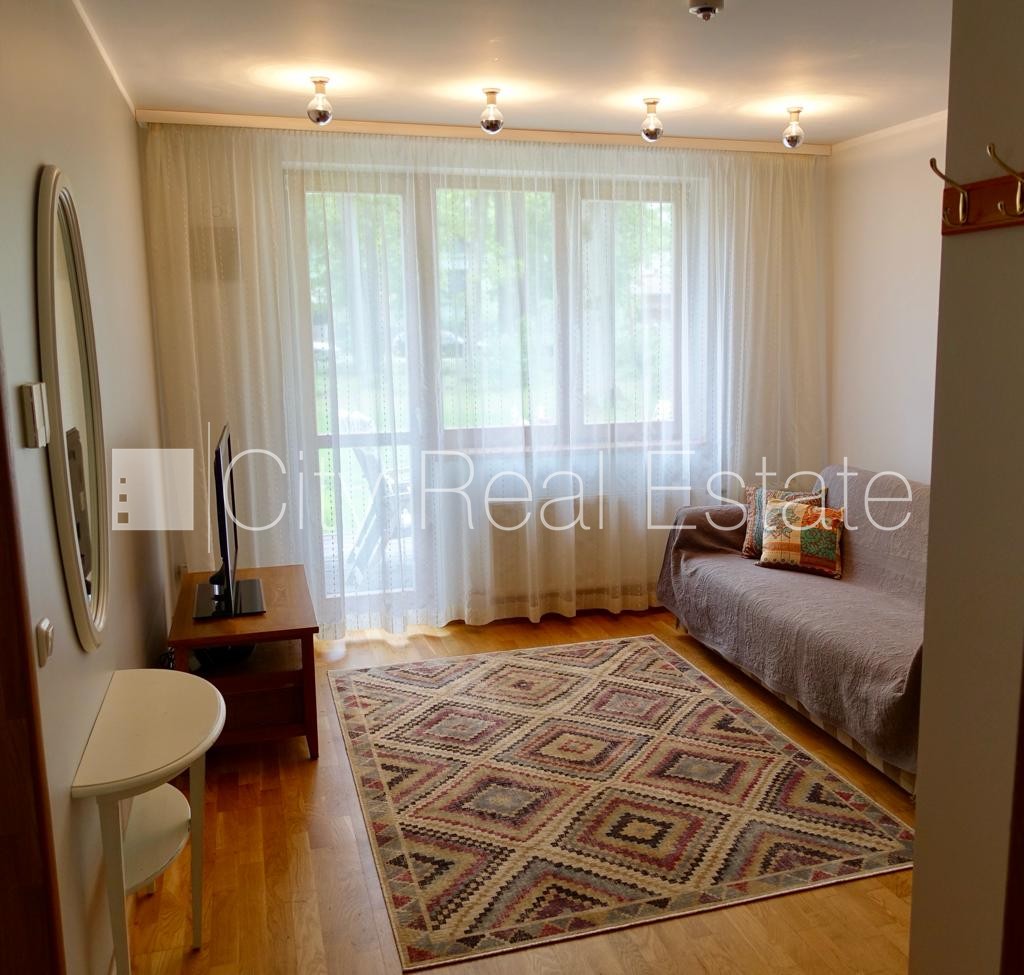 Sludinājumi. Renovēta māja, labiekārtota apzaļumota teritorija, iežogota teritorija, vieta automašīnai, kāpņu Cena: 1200 EUR/mēn Foto #5