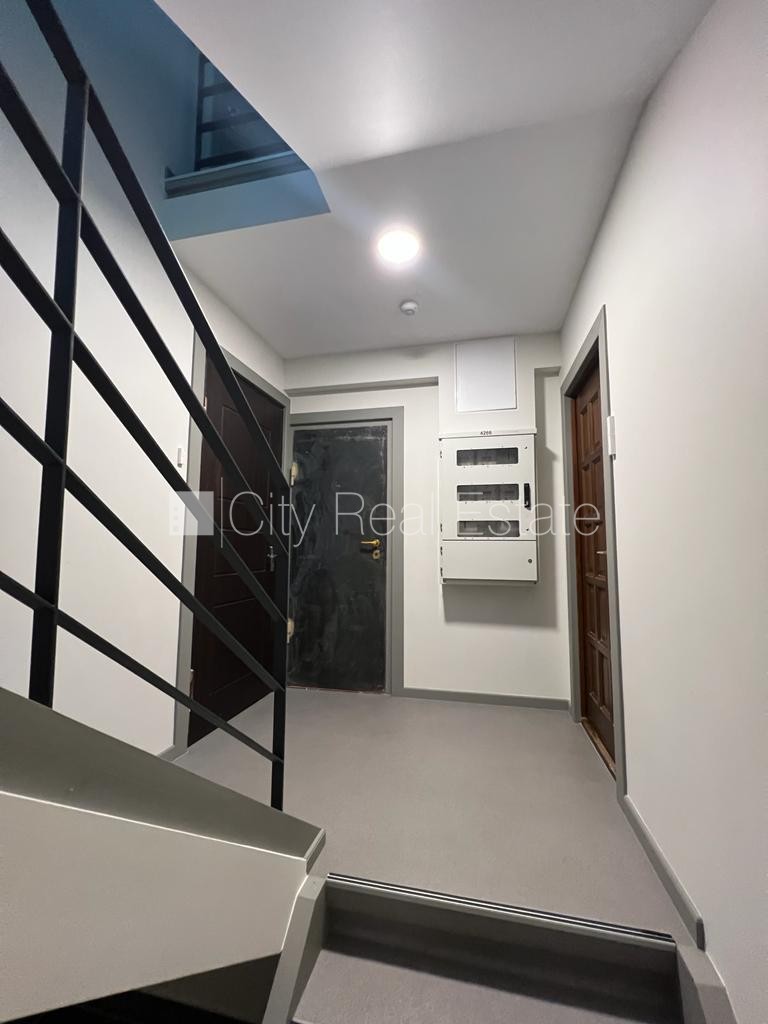 Sludinājumi. Renovēta māja, labiekārtota apzaļumota teritorija, iežogota teritorija, vieta automašīnai, kāpņu Cena: 1200 EUR/mēn Foto #13