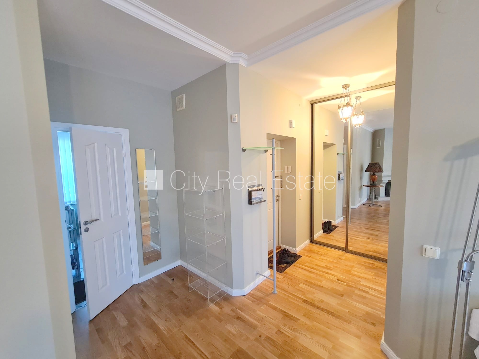 Sludinājumi. Jaunceltne, teritorijas iebrauktuves vārti aprīkoti ar automatizētu atvēršanās un aizvēršanās Cena: 1700 EUR/mēn Foto #11