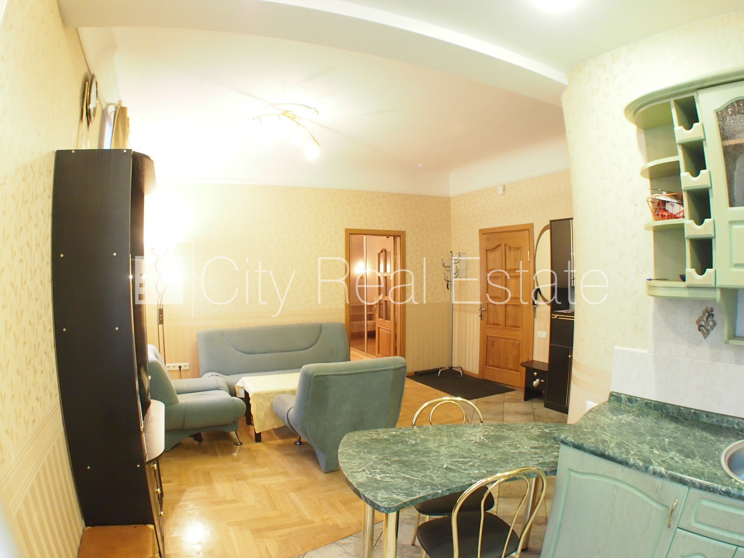 Sludinājumi. Fasādes māja, labiekārtota apzaļumota teritorija, vieta automašīnai, ieeja no pagalma, logi vērsti Cena: 500 EUR/mēn Foto #3