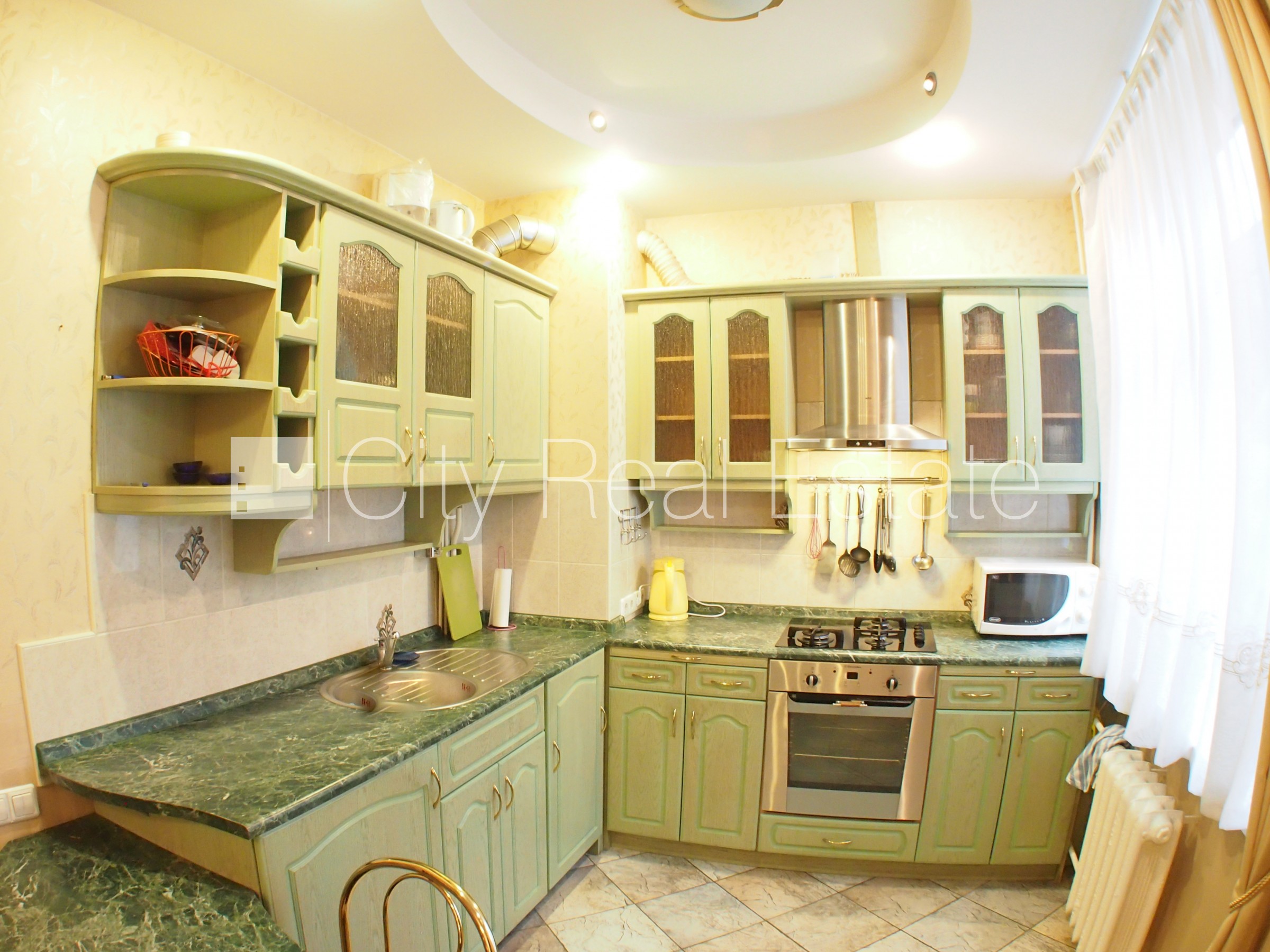 Sludinājumi. Fasādes māja, labiekārtota apzaļumota teritorija, vieta automašīnai, ieeja no pagalma, logi vērsti Cena: 500 EUR/mēn Foto #6