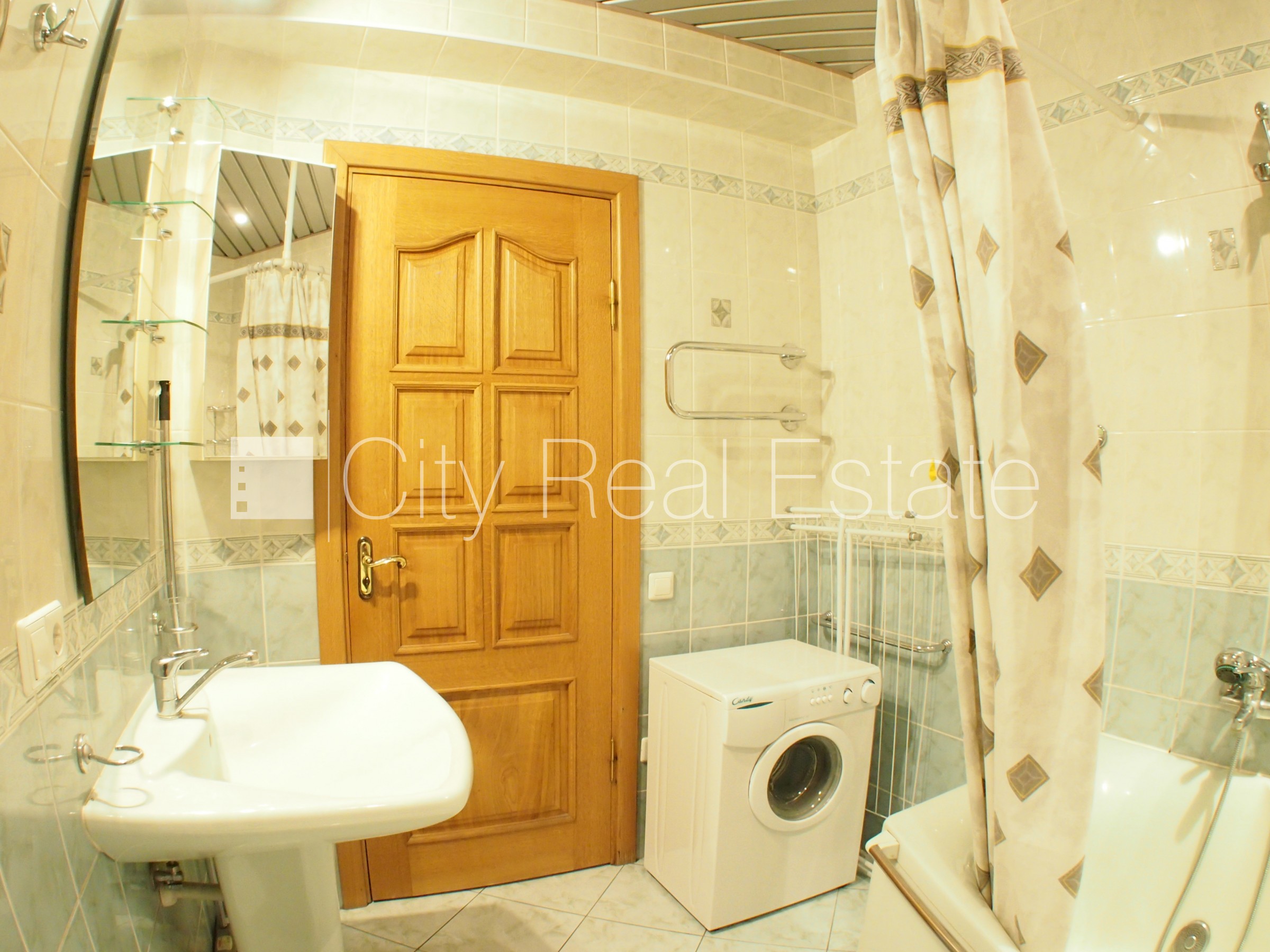 Sludinājumi. Fasādes māja, labiekārtota apzaļumota teritorija, vieta automašīnai, ieeja no pagalma, logi vērsti Cena: 500 EUR/mēn Foto #11