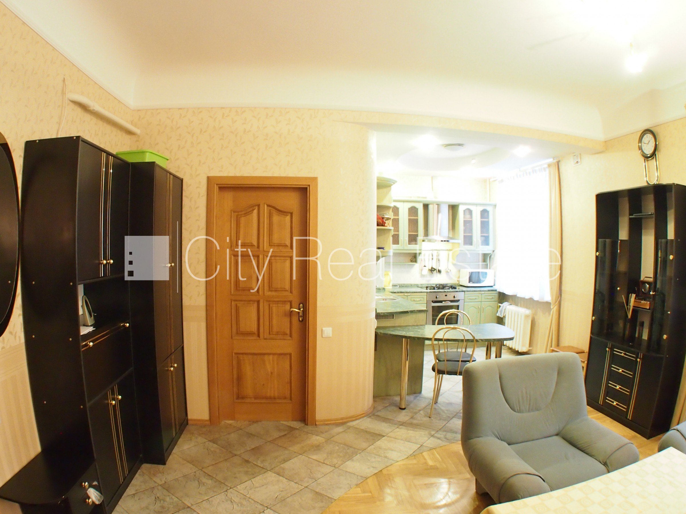 Sludinājumi. Fasādes māja, labiekārtota apzaļumota teritorija, vieta automašīnai, ieeja no pagalma, logi vērsti Cena: 500 EUR/mēn Foto #5