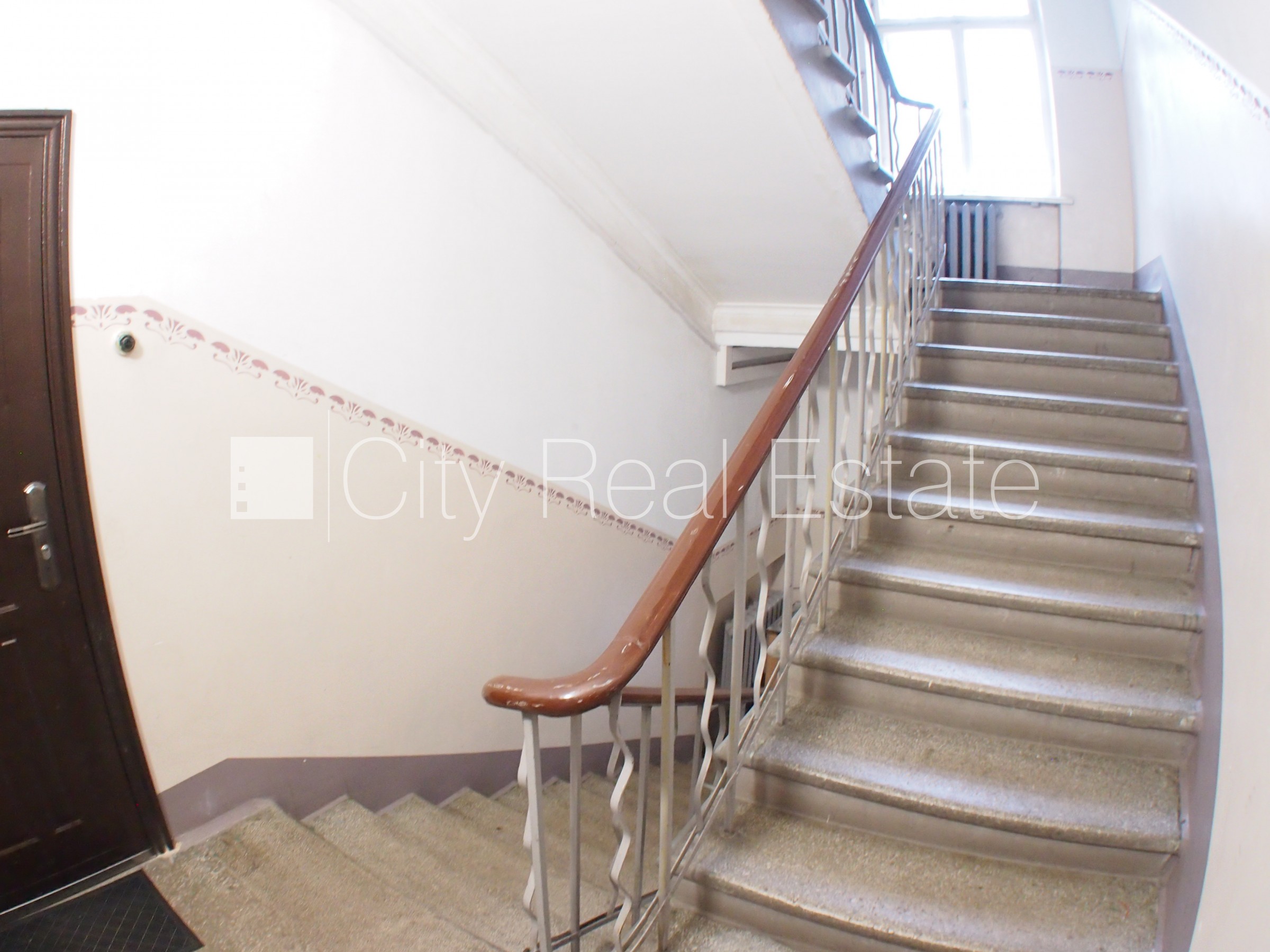 Sludinājumi. Fasādes māja, labiekārtota apzaļumota teritorija, vieta automašīnai, ieeja no pagalma, logi vērsti Cena: 500 EUR/mēn Foto #13