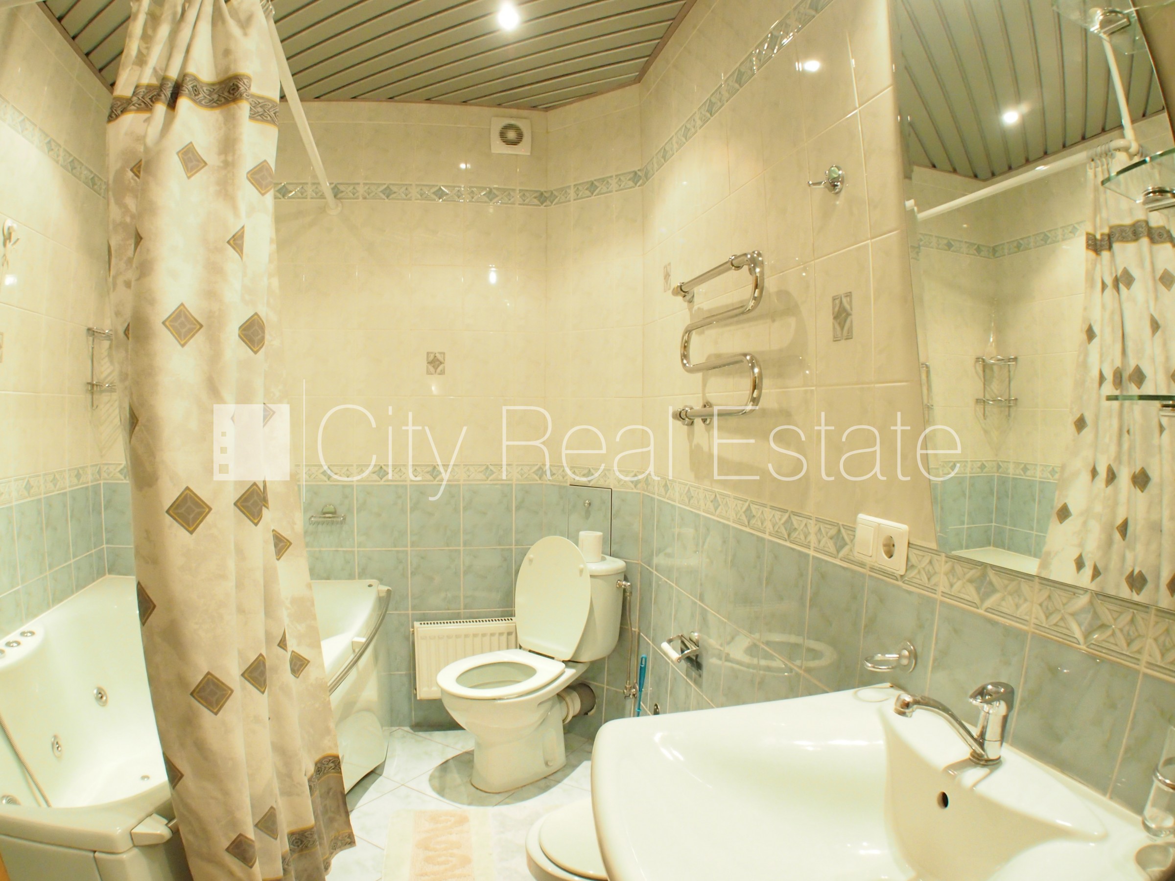 Sludinājumi. Fasādes māja, labiekārtota apzaļumota teritorija, vieta automašīnai, ieeja no pagalma, logi vērsti Cena: 500 EUR/mēn Foto #12