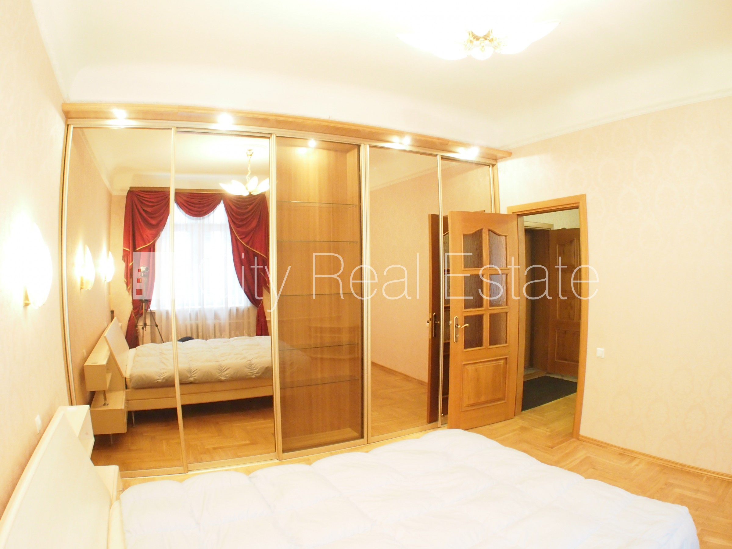 Sludinājumi. Fasādes māja, labiekārtota apzaļumota teritorija, vieta automašīnai, ieeja no pagalma, logi vērsti Cena: 500 EUR/mēn Foto #8