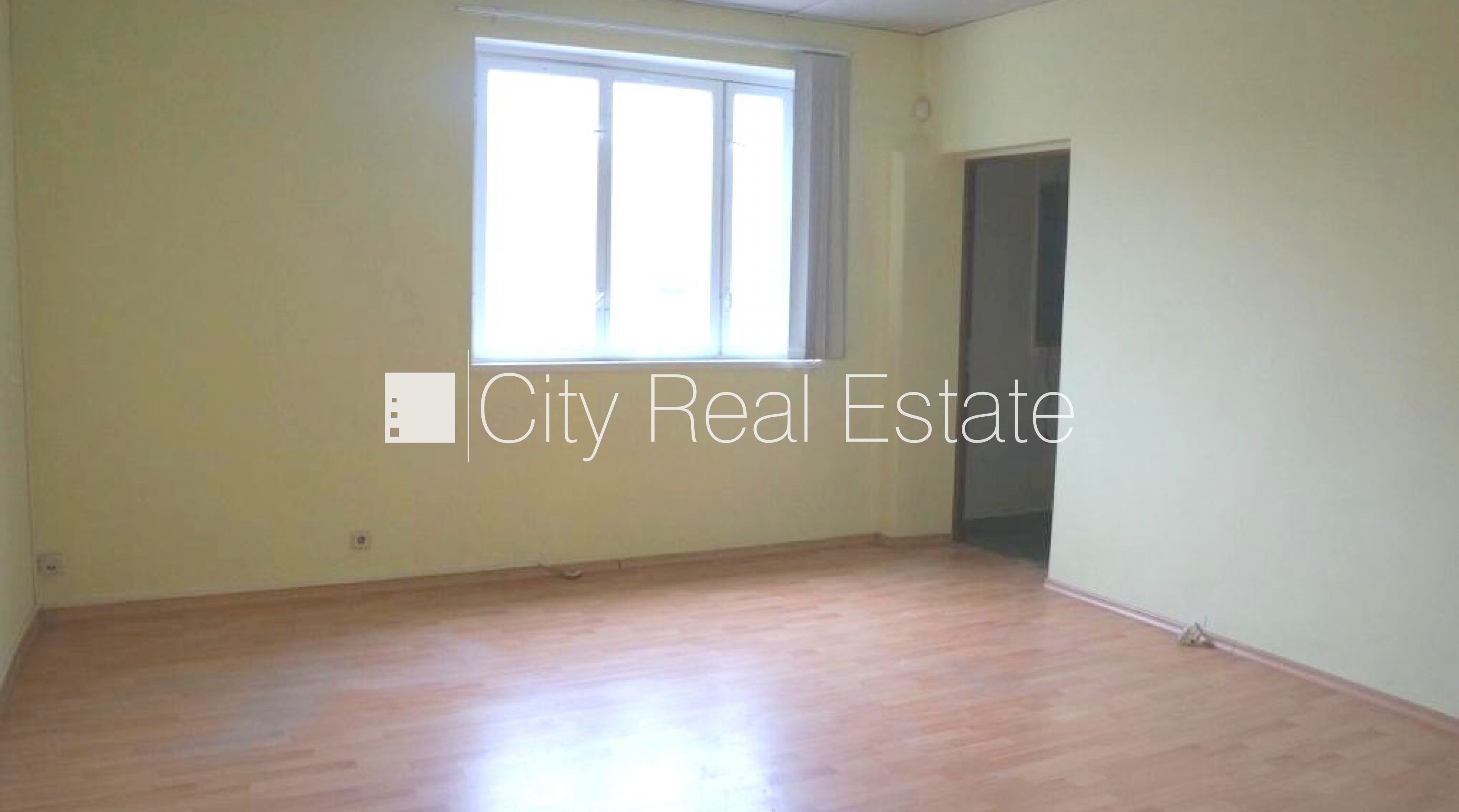 Sludinājumi. Slēgta teritorija, iežogota teritorija ar betona paneļu sētu, iebrauktuves vārtu augstums 4 m, Cena: 1673 EUR/mēn Foto #15