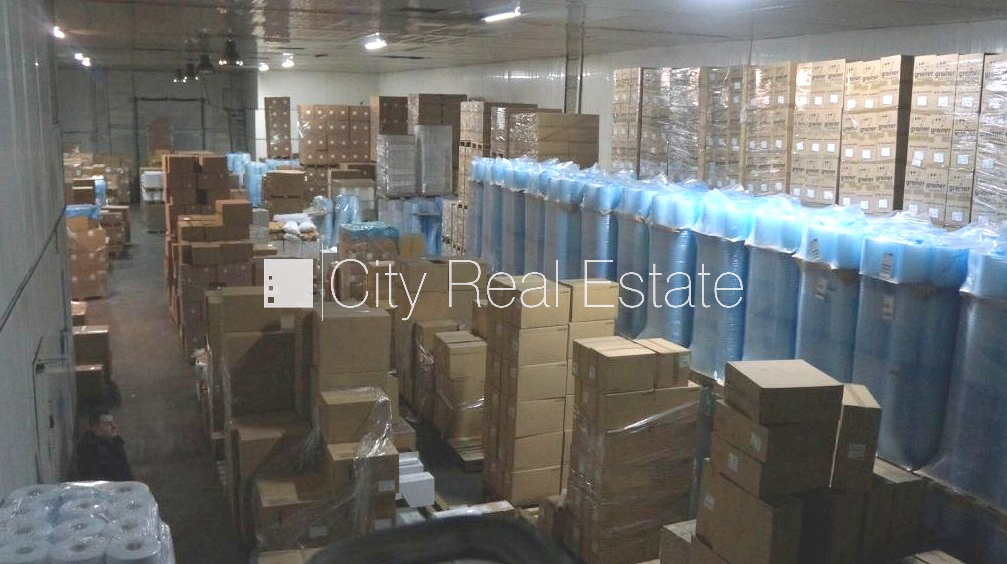 Sludinājumi. Slēgta teritorija, iežogota teritorija ar betona paneļu sētu, iebrauktuves vārtu augstums 4 m, Cena: 1673 EUR/mēn Foto #1