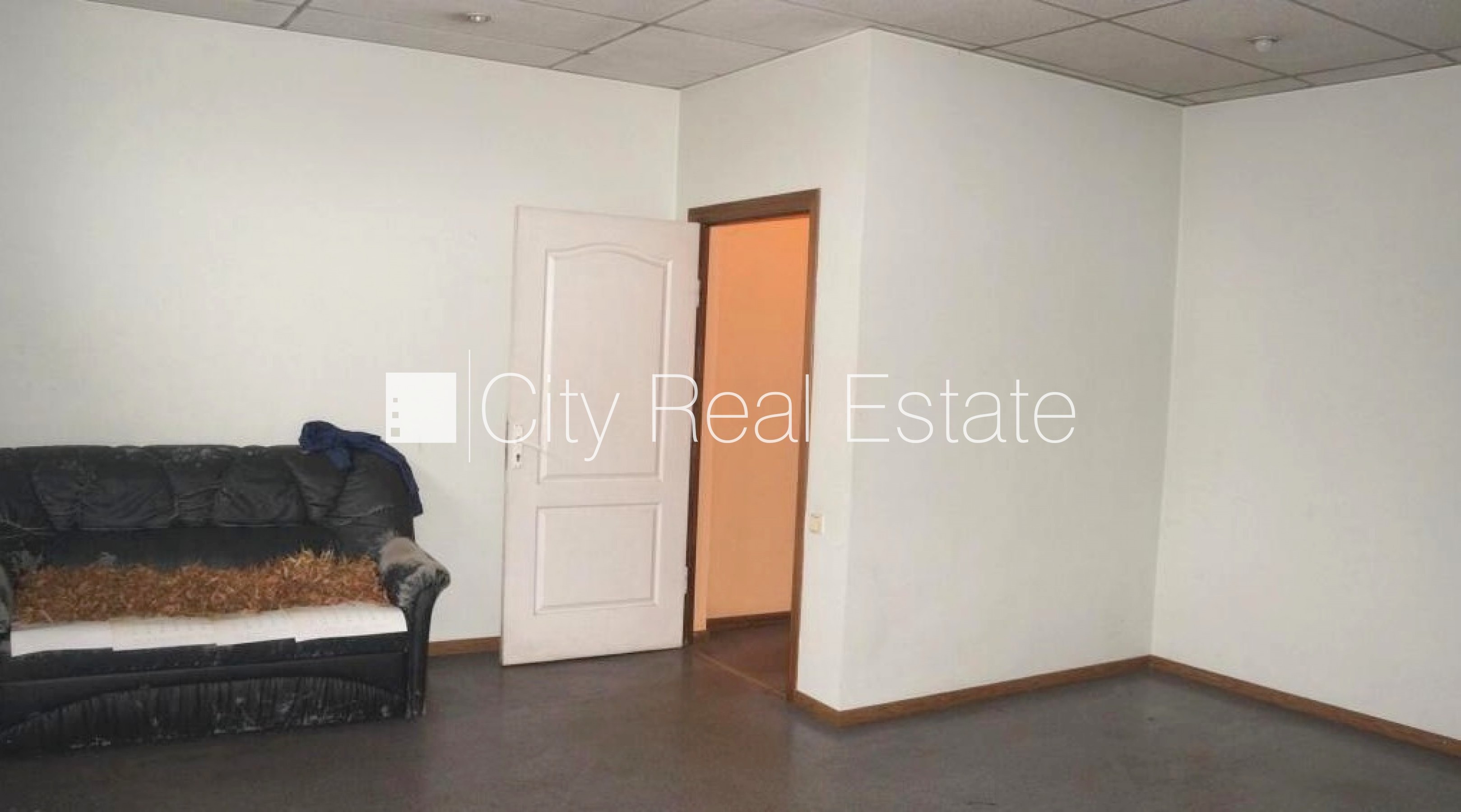 Sludinājumi. Slēgta teritorija, iežogota teritorija ar betona paneļu sētu, iebrauktuves vārtu augstums 4 m, Cena: 1673 EUR/mēn Foto #9