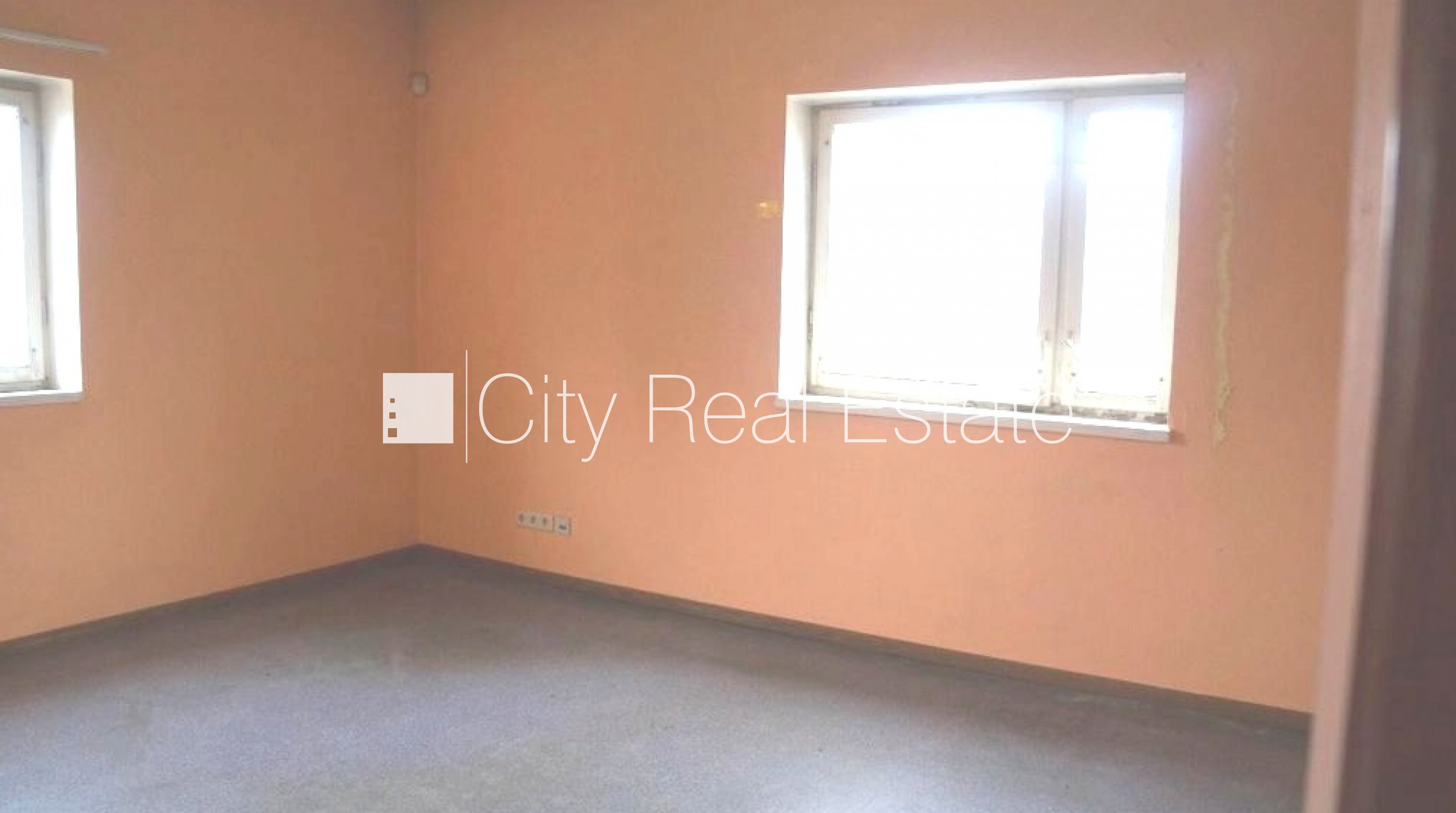 Sludinājumi. Slēgta teritorija, iežogota teritorija ar betona paneļu sētu, iebrauktuves vārtu augstums 4 m, Cena: 1673 EUR/mēn Foto #10