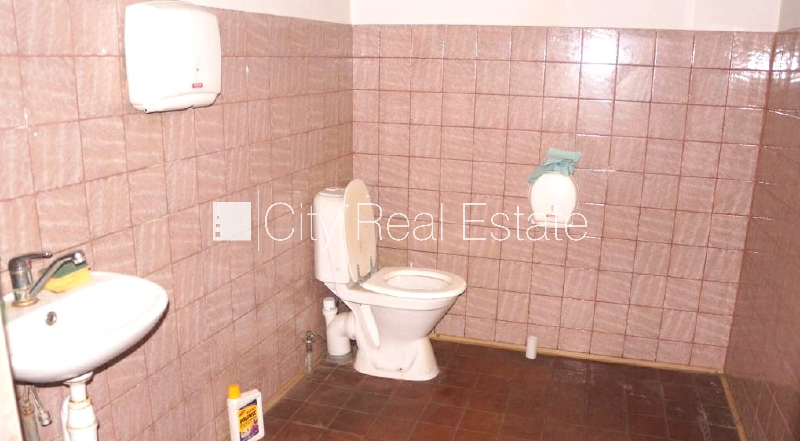 Sludinājumi. Slēgta teritorija, iežogota teritorija ar betona paneļu sētu, iebrauktuves vārtu augstums 4 m, Cena: 1673 EUR/mēn Foto #17