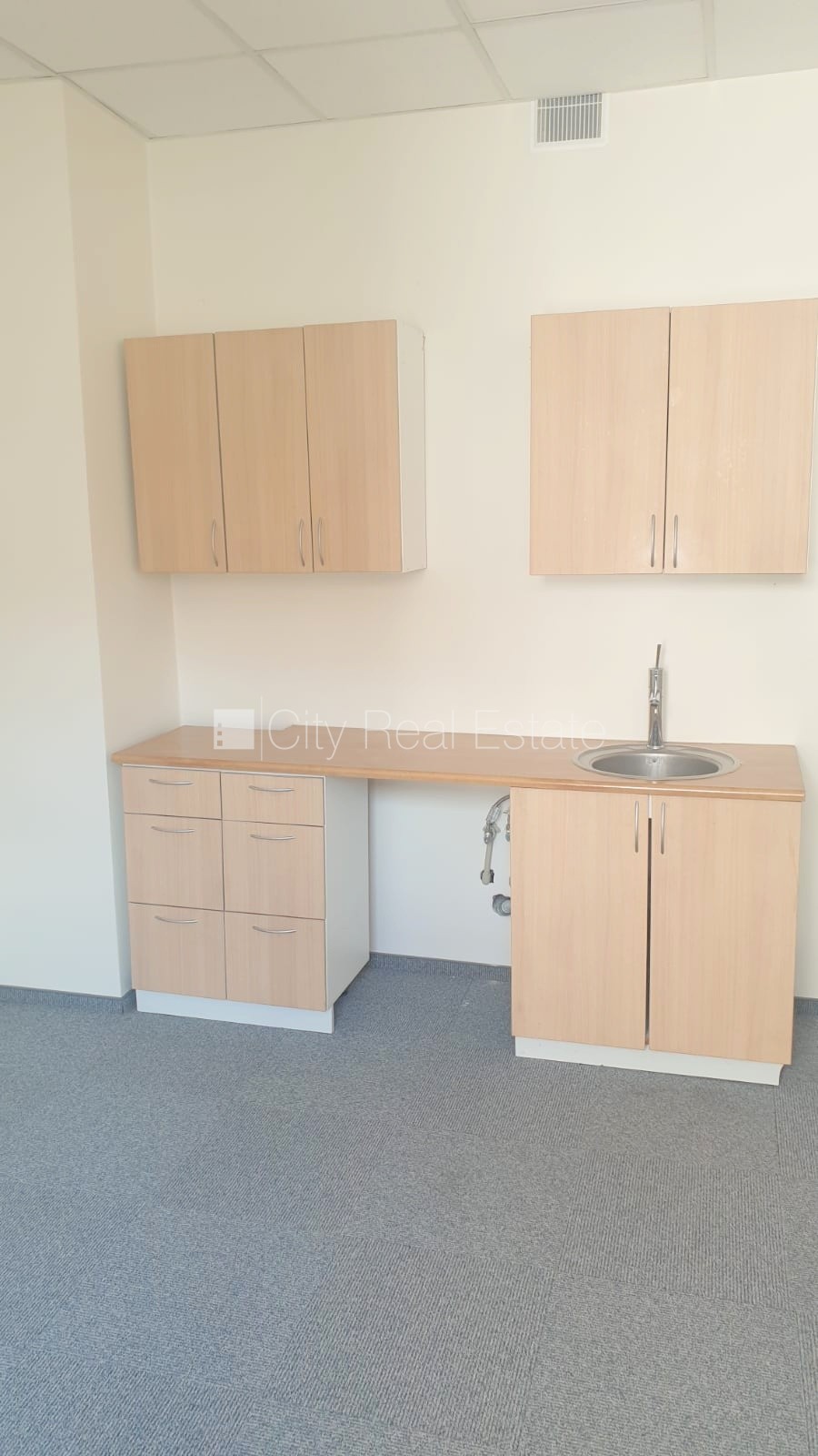 Sludinājumi. Fasādes māja, renovēta māja, objektu apsargā fiziskā apsardze, ieeja no ielas, ir lifts, kāpņu Cena: 192 EUR/mēn Foto #13