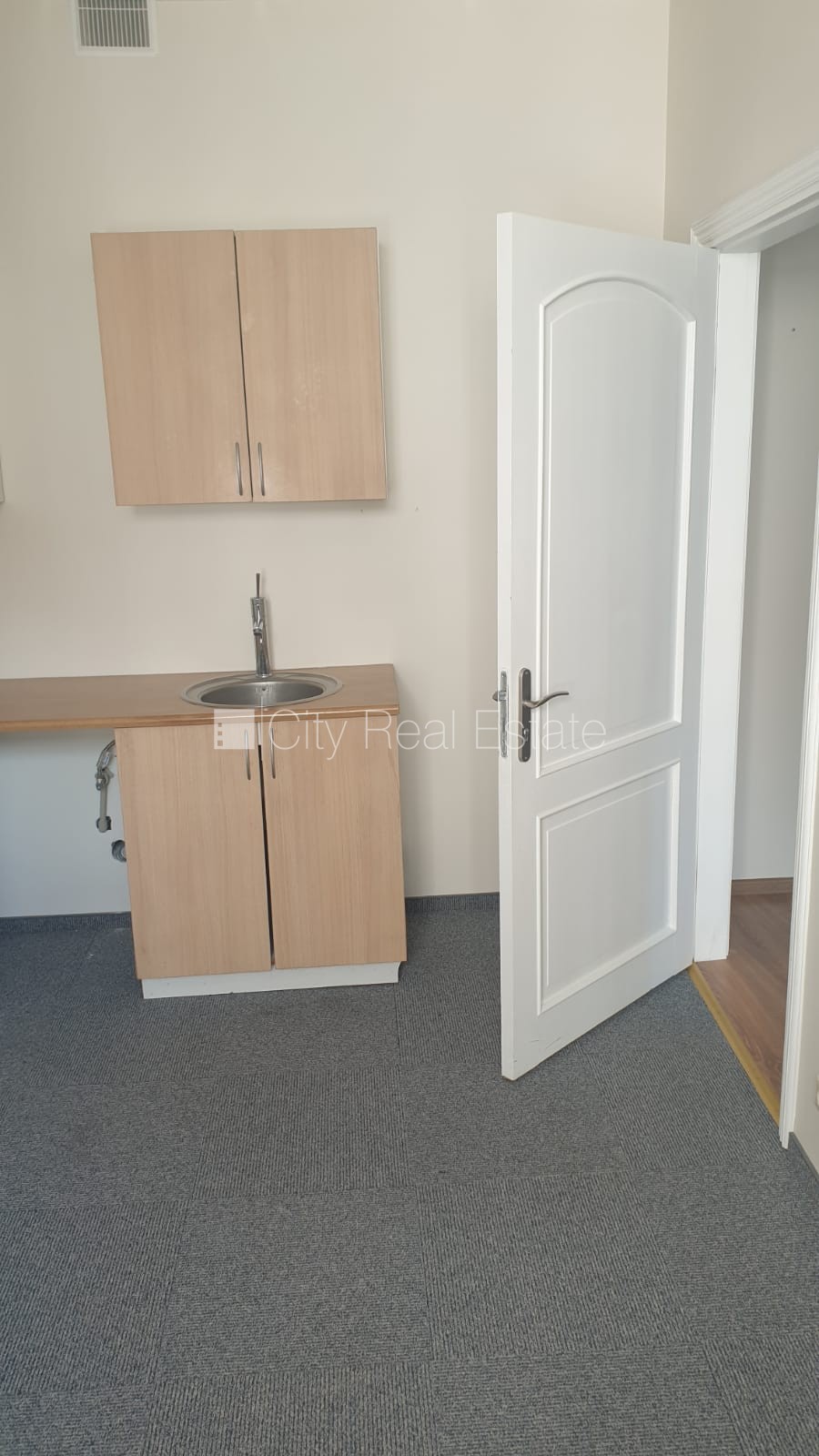 Sludinājumi. Fasādes māja, renovēta māja, objektu apsargā fiziskā apsardze, ieeja no ielas, ir lifts, kāpņu Cena: 192 EUR/mēn Foto #14