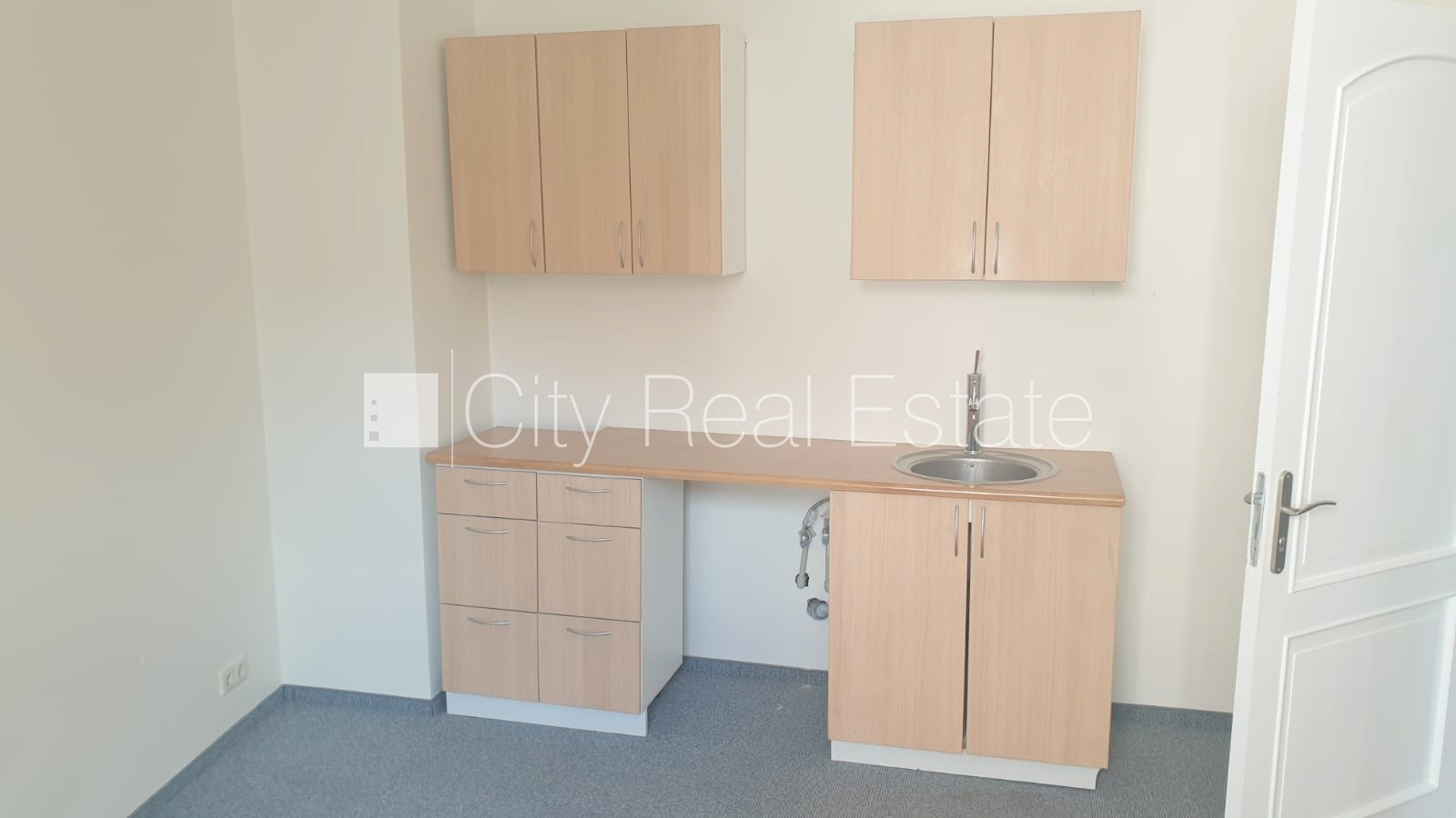 Sludinājumi. Fasādes māja, renovēta māja, objektu apsargā fiziskā apsardze, ieeja no ielas, ir lifts, kāpņu Cena: 192 EUR/mēn Foto #15