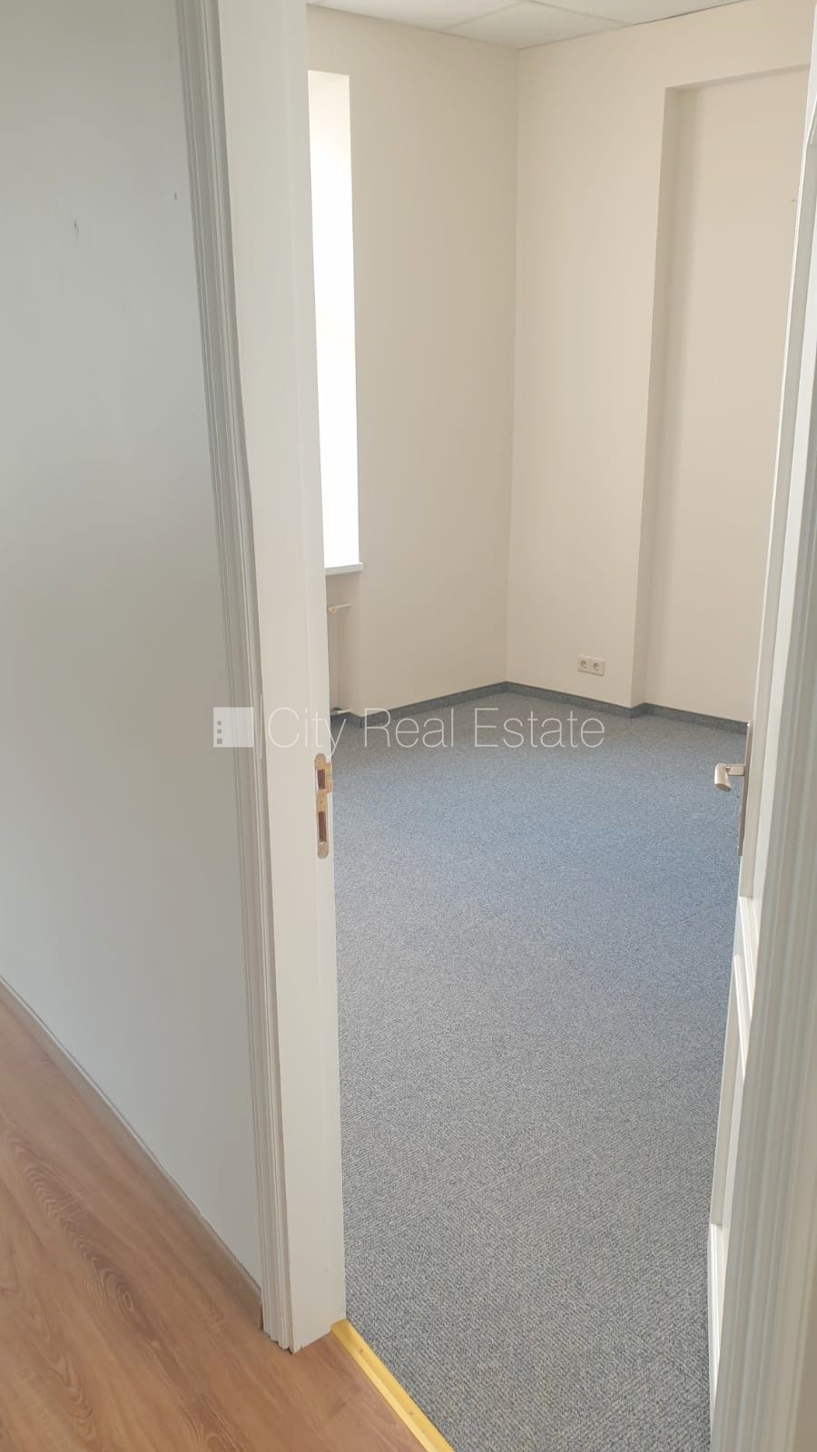 Sludinājumi. Fasādes māja, renovēta māja, objektu apsargā fiziskā apsardze, ieeja no ielas, ir lifts, kāpņu Cena: 192 EUR/mēn Foto #8