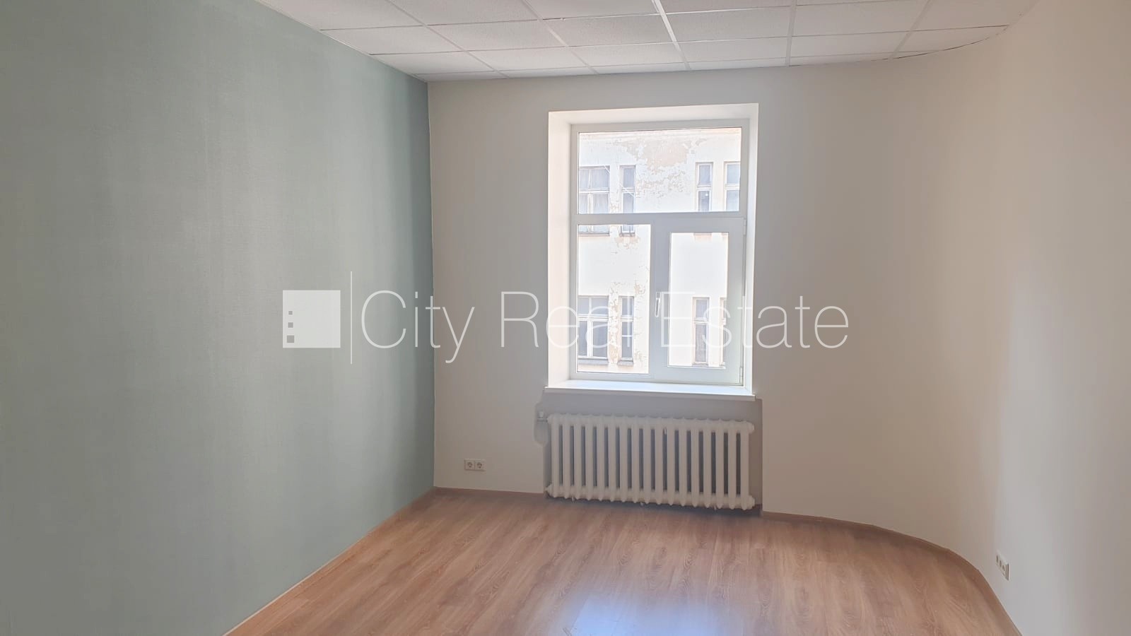 Sludinājumi. Fasādes māja, renovēta māja, objektu apsargā fiziskā apsardze, ieeja no ielas, ir lifts, kāpņu Cena: 192 EUR/mēn Foto #1