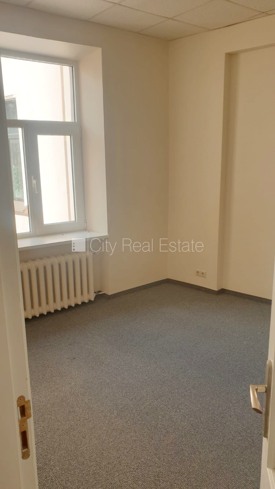 Sludinājumi. Fasādes māja, renovēta māja, objektu apsargā fiziskā apsardze, ieeja no ielas, ir lifts, kāpņu Cena: 192 EUR/mēn Foto #9