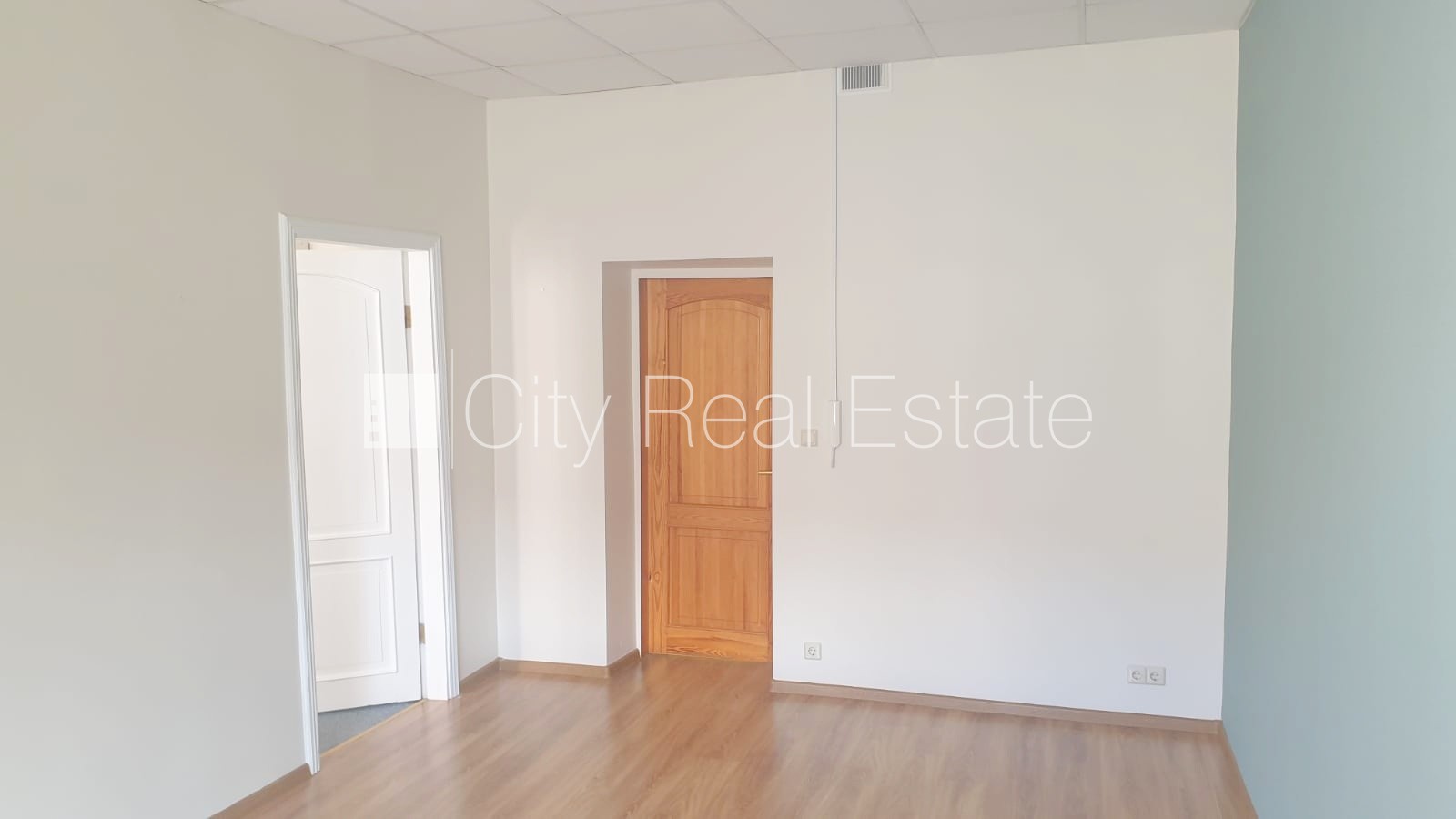 Sludinājumi. Fasādes māja, renovēta māja, objektu apsargā fiziskā apsardze, ieeja no ielas, ir lifts, kāpņu Cena: 192 EUR/mēn Foto #5