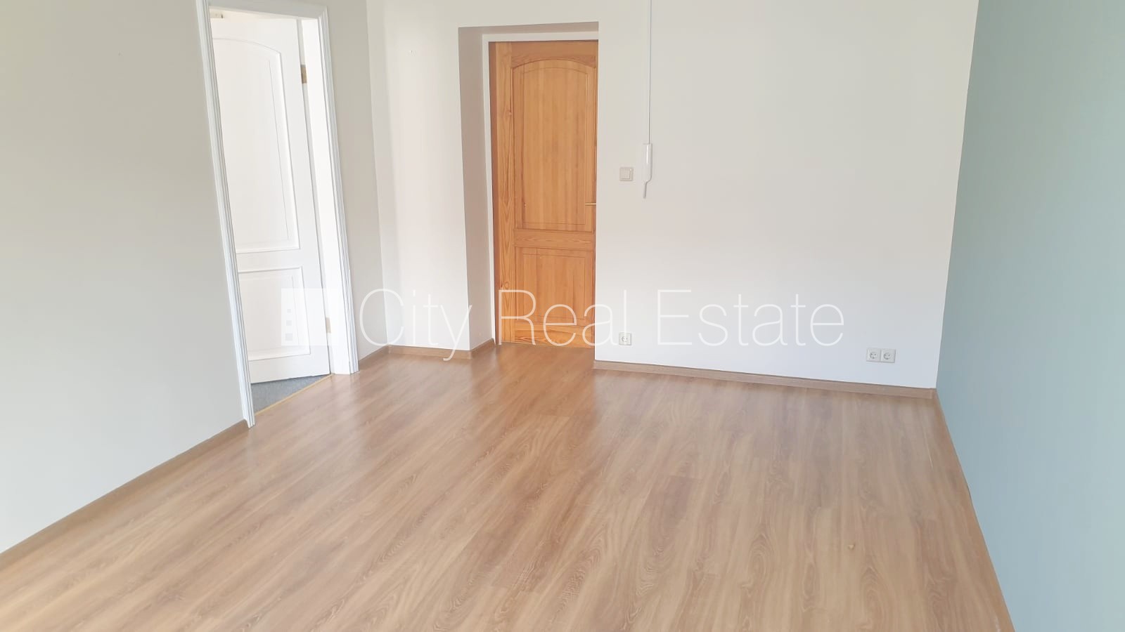 Sludinājumi. Fasādes māja, renovēta māja, objektu apsargā fiziskā apsardze, ieeja no ielas, ir lifts, kāpņu Cena: 192 EUR/mēn Foto #6