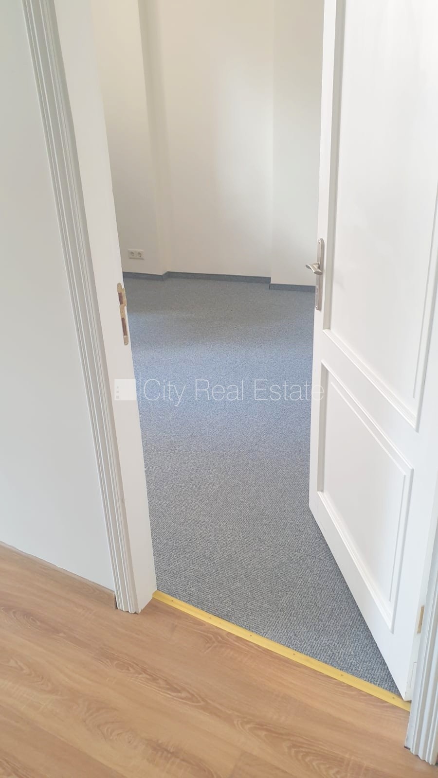 Sludinājumi. Fasādes māja, renovēta māja, objektu apsargā fiziskā apsardze, ieeja no ielas, ir lifts, kāpņu Cena: 192 EUR/mēn Foto #7