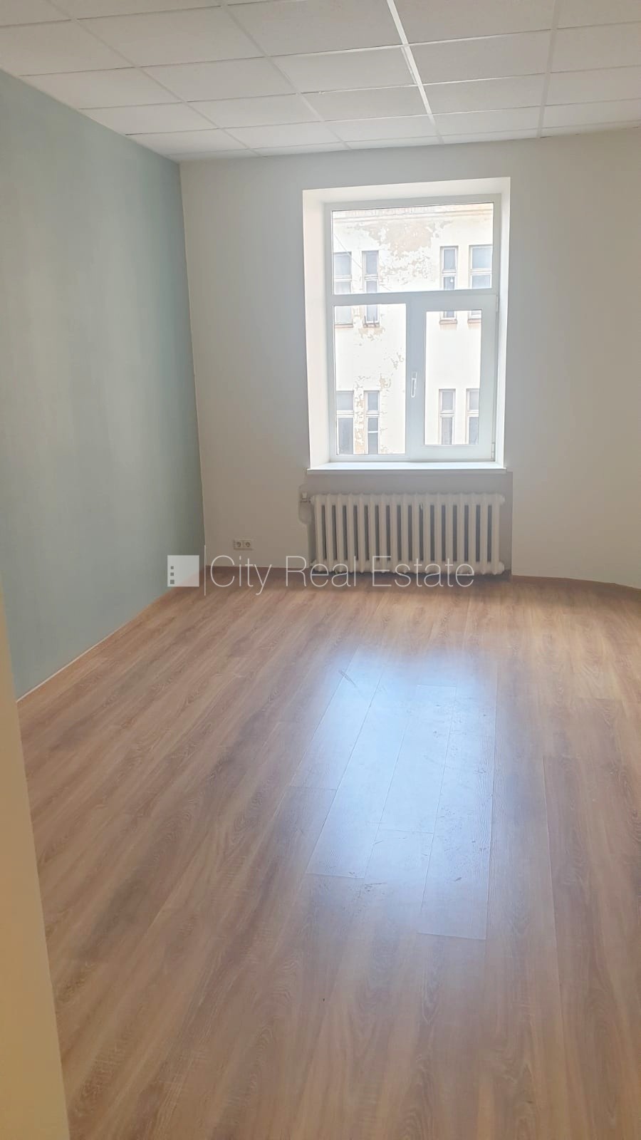 Sludinājumi. Fasādes māja, renovēta māja, objektu apsargā fiziskā apsardze, ieeja no ielas, ir lifts, kāpņu Cena: 192 EUR/mēn Foto #2