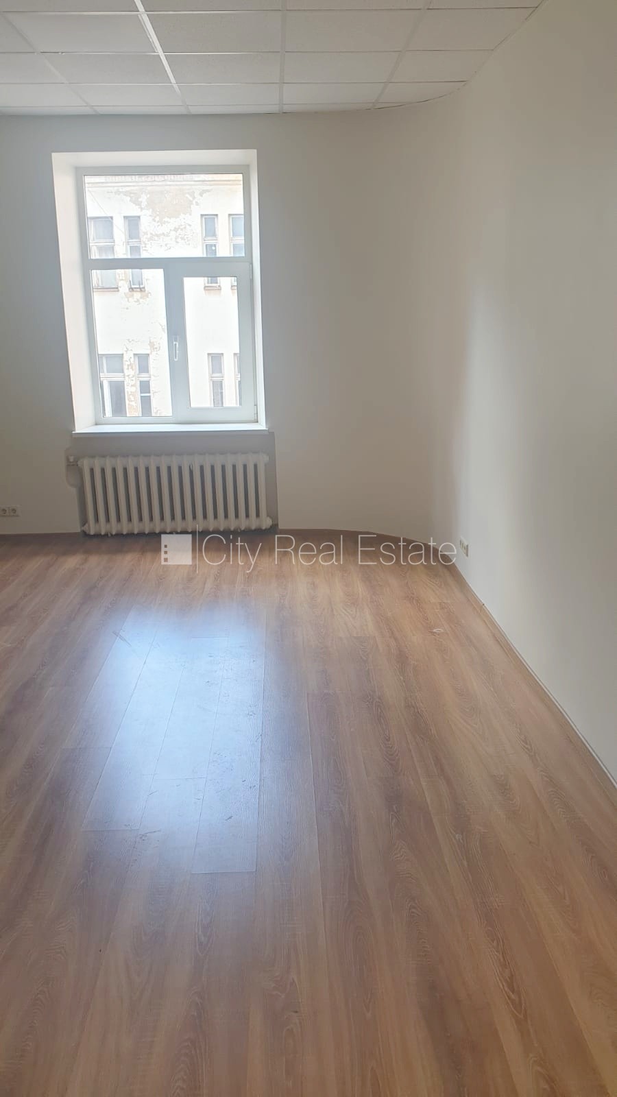 Sludinājumi. Fasādes māja, renovēta māja, objektu apsargā fiziskā apsardze, ieeja no ielas, ir lifts, kāpņu Cena: 192 EUR/mēn Foto #3