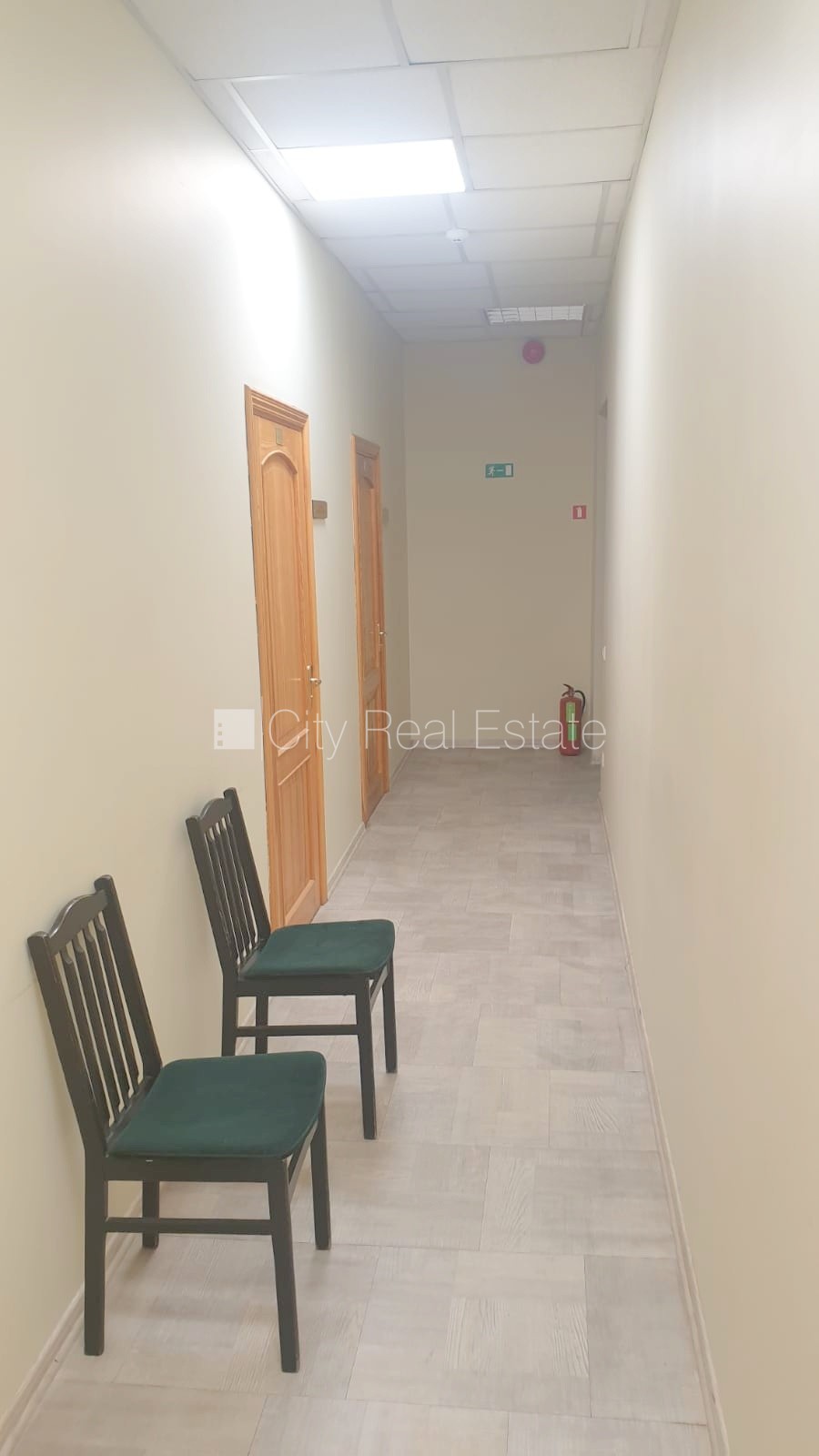 Sludinājumi. Fasādes māja, renovēta māja, objektu apsargā fiziskā apsardze, ieeja no ielas, ir lifts, kāpņu Cena: 192 EUR/mēn Foto #16