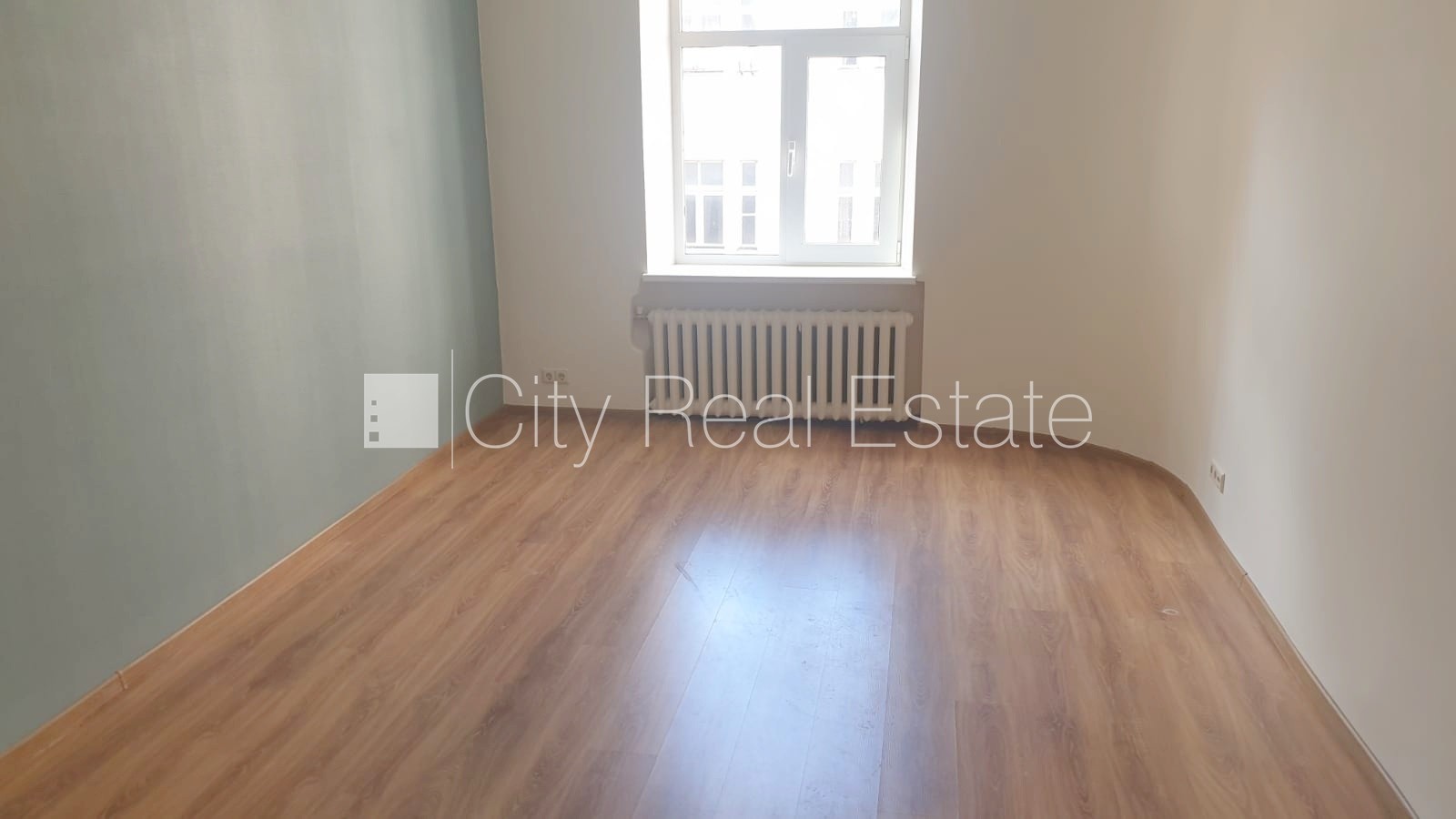 Sludinājumi. Fasādes māja, renovēta māja, objektu apsargā fiziskā apsardze, ieeja no ielas, ir lifts, kāpņu Cena: 192 EUR/mēn Foto #4