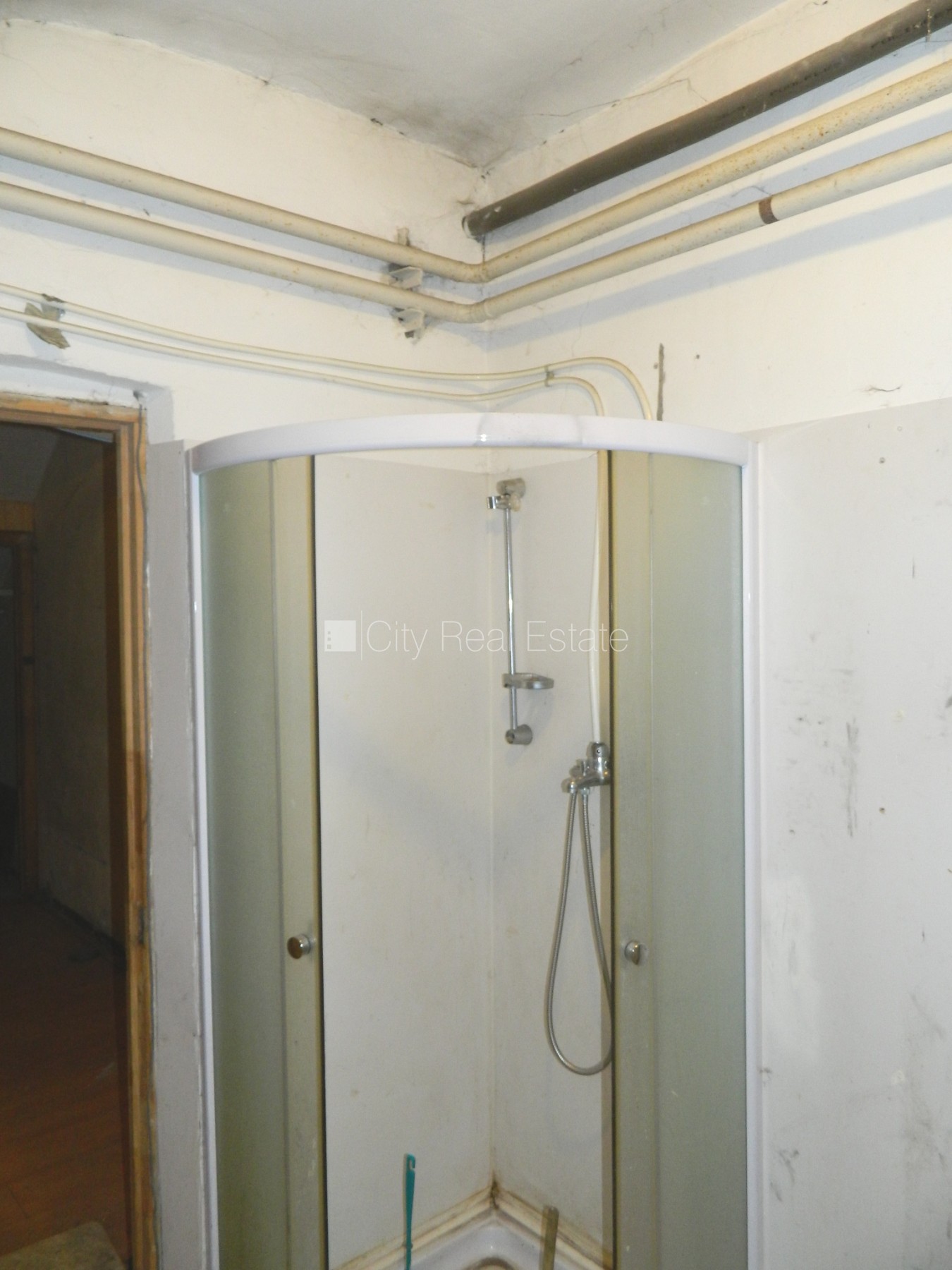 Sludinājumi. Fasādes māja, renovēta māja, vieta automašīnai, ieeja no ielas, puspagrabs, logi vērsti uz ielas Cena: 280 EUR/mēn Foto #11