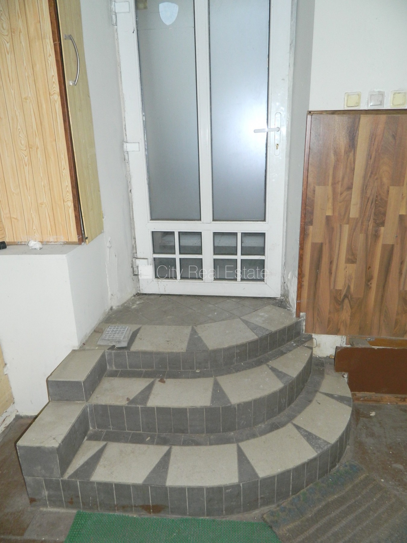 Sludinājumi. Fasādes māja, renovēta māja, vieta automašīnai, ieeja no ielas, puspagrabs, logi vērsti uz ielas Cena: 280 EUR/mēn Foto #9