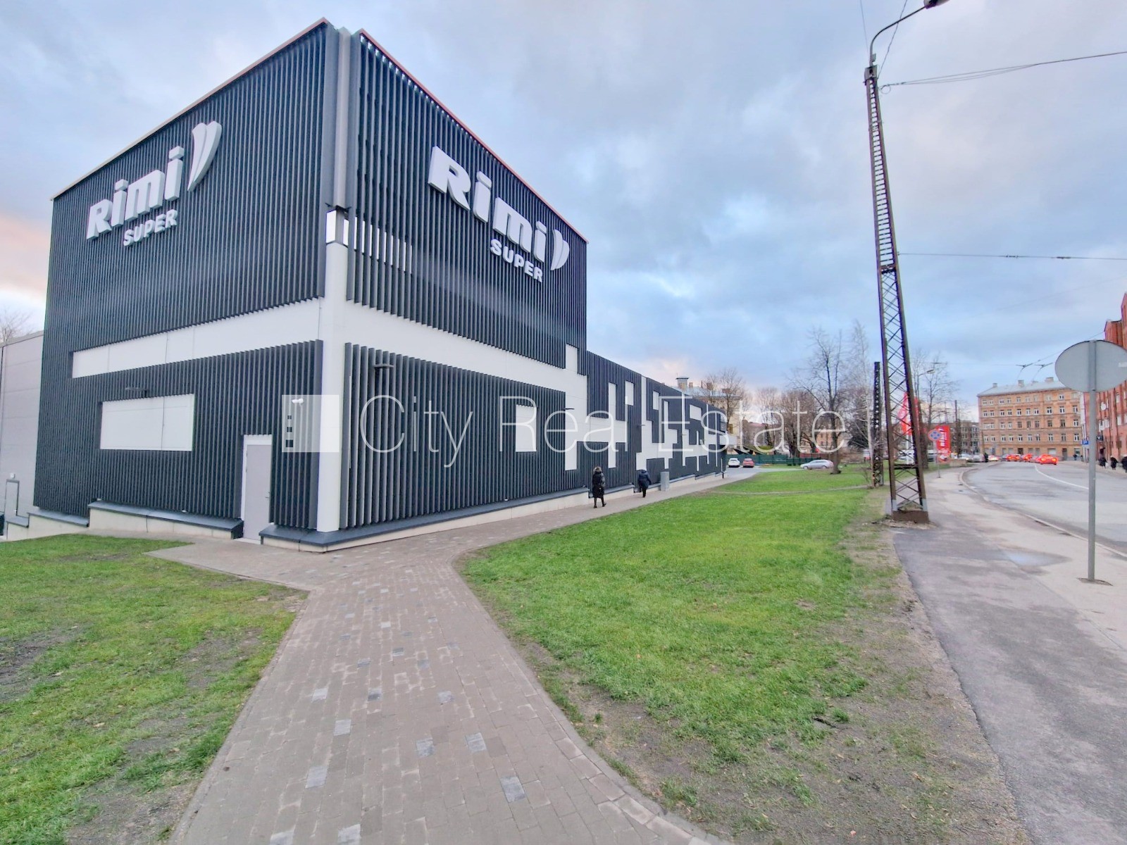 Sludinājumi. Fasādes māja, renovēta māja, vieta automašīnai, ieeja no ielas, puspagrabs, logi vērsti uz ielas Cena: 280 EUR/mēn Foto #18