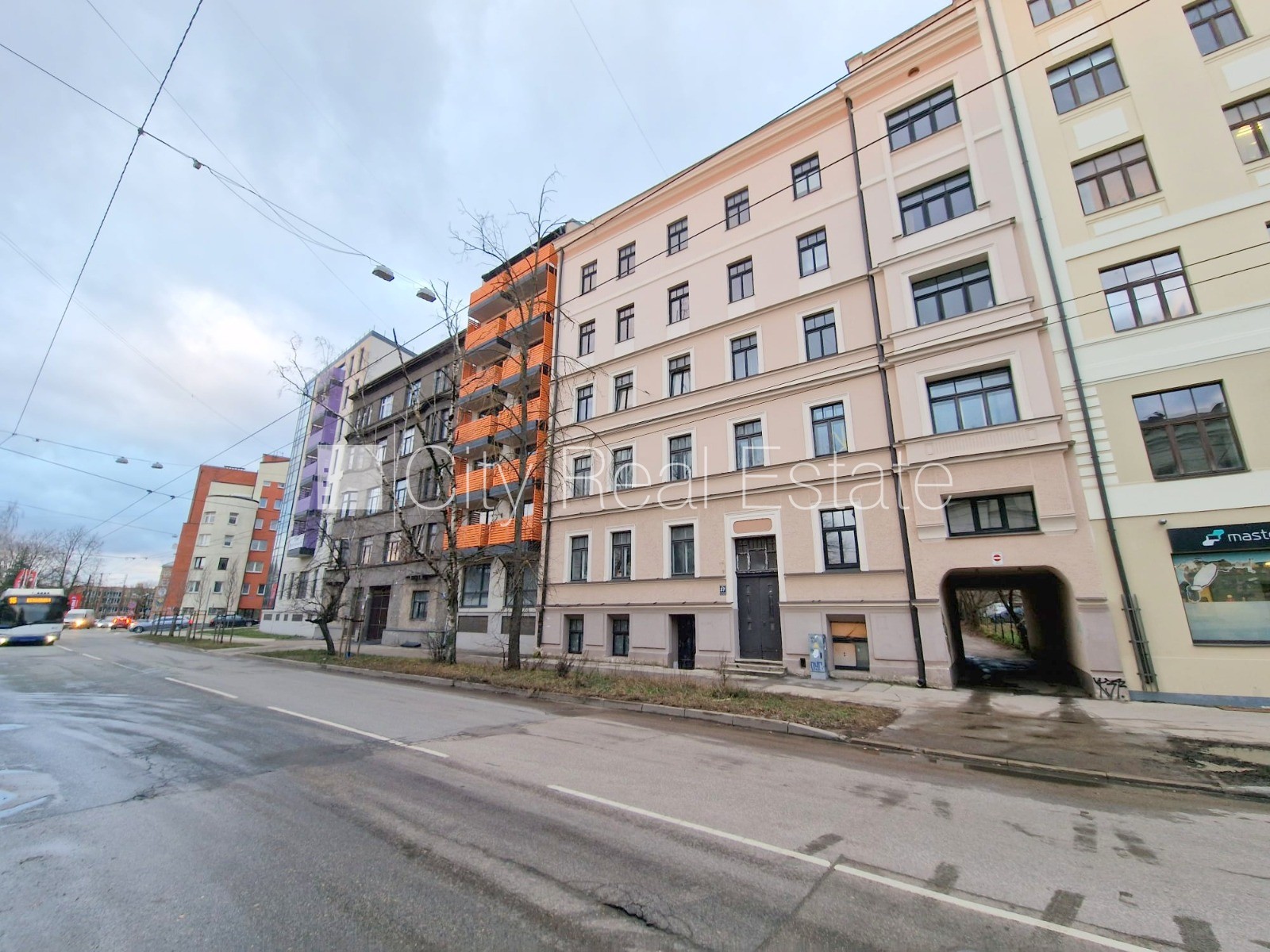 Sludinājumi. Fasādes māja, renovēta māja, vieta automašīnai, ieeja no ielas, puspagrabs, logi vērsti uz ielas Cena: 280 EUR/mēn Foto #14