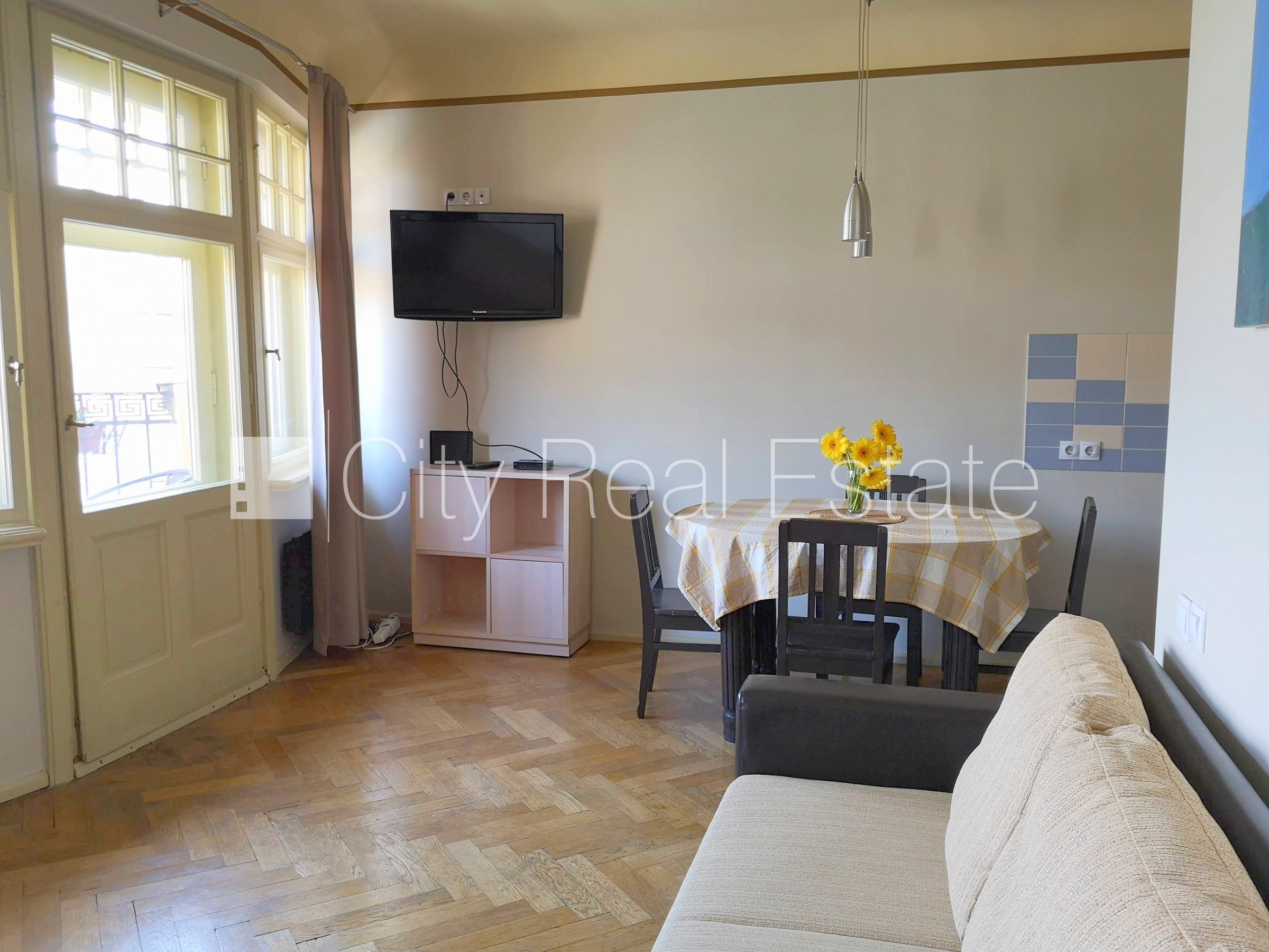 Объявление. Фасадный дом, вход с улицы, лифт, балкон, студио, кухня объединена с гостинной, высокие потолки, Цена: 490 EUR/мес. Foto #7