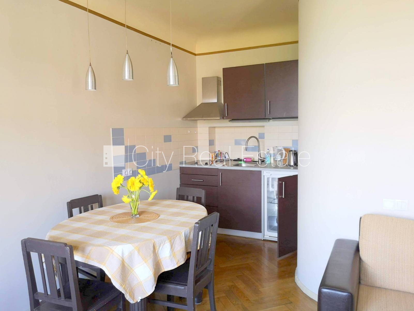 Объявление. Фасадный дом, вход с улицы, лифт, балкон, студио, кухня объединена с гостинной, высокие потолки, Цена: 490 EUR/мес. Foto #6