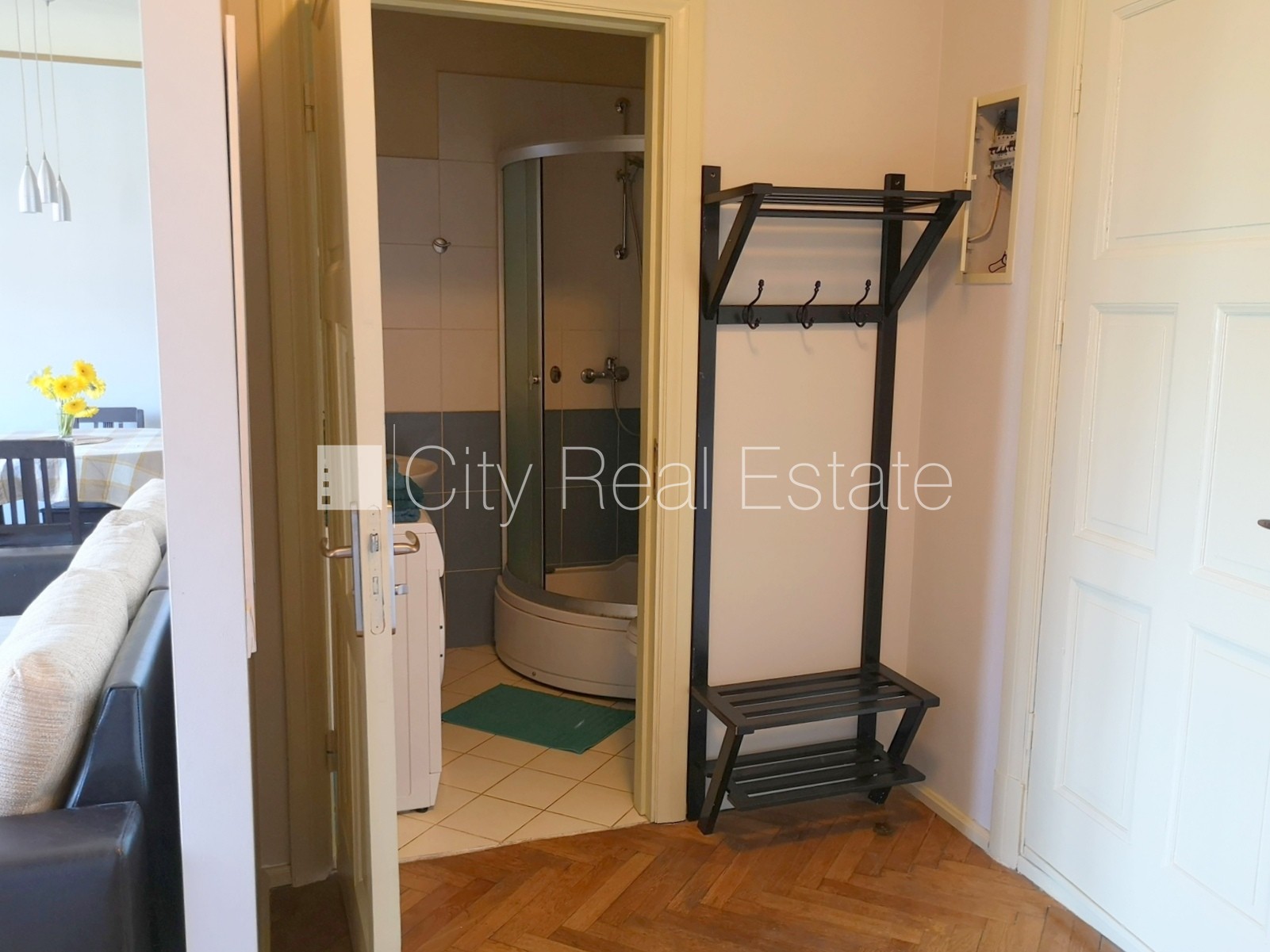 Объявление. Фасадный дом, вход с улицы, лифт, балкон, студио, кухня объединена с гостинной, высокие потолки, Цена: 490 EUR/мес. Foto #9