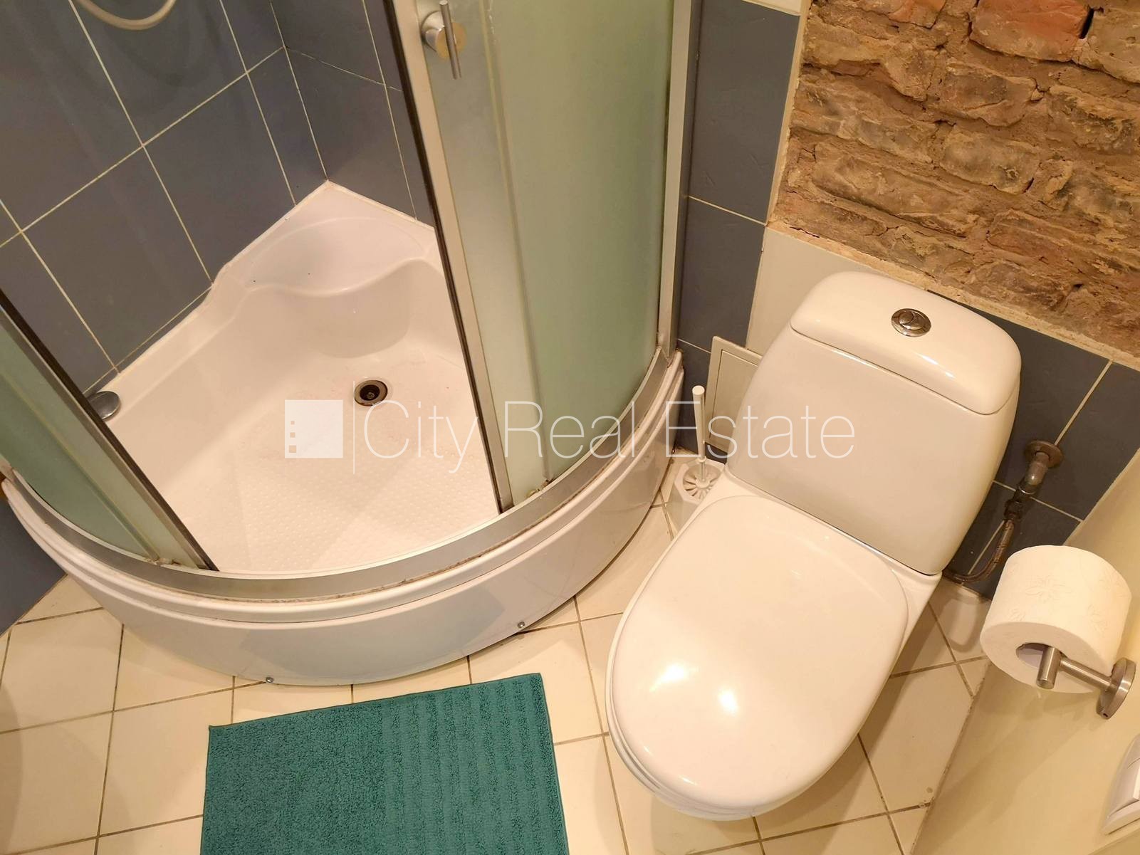 Объявление. Фасадный дом, вход с улицы, лифт, балкон, студио, кухня объединена с гостинной, высокие потолки, Цена: 490 EUR/мес. Foto #11