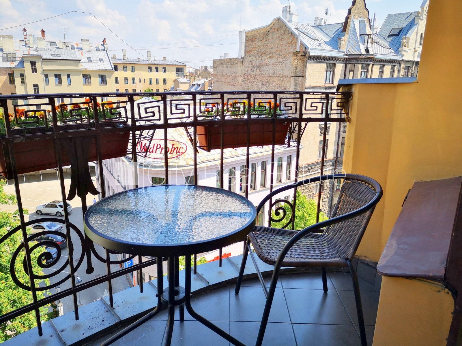 Объявление. Фасадный дом, вход с улицы, лифт, балкон, студио, кухня объединена с гостинной, высокие потолки, Цена: 490 EUR/мес. Foto #2