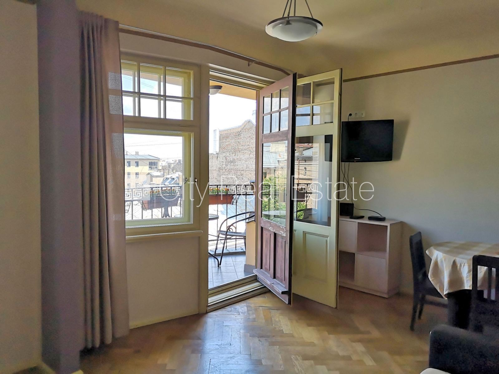 Объявление. Фасадный дом, вход с улицы, лифт, балкон, студио, кухня объединена с гостинной, высокие потолки, Цена: 490 EUR/мес. Foto #3