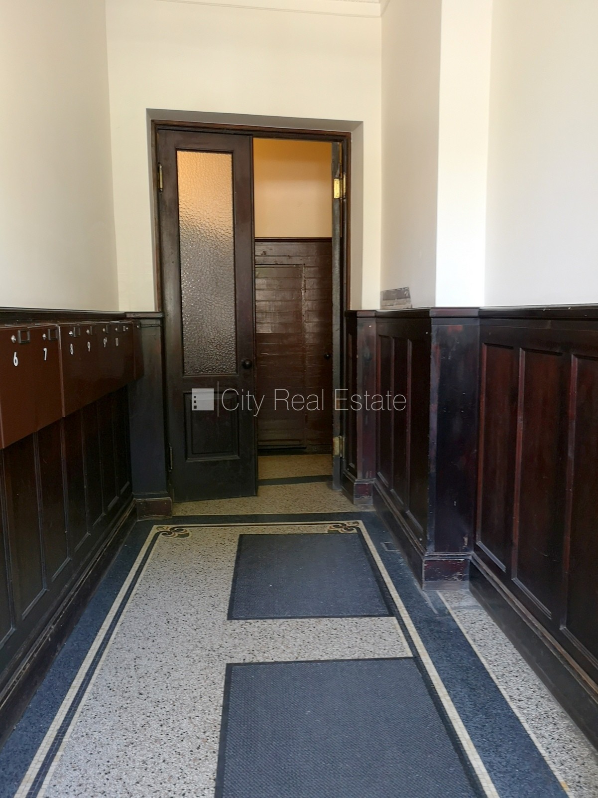 Объявление. Фасадный дом, вход с улицы, лифт, балкон, студио, кухня объединена с гостинной, высокие потолки, Цена: 490 EUR/мес. Foto #14