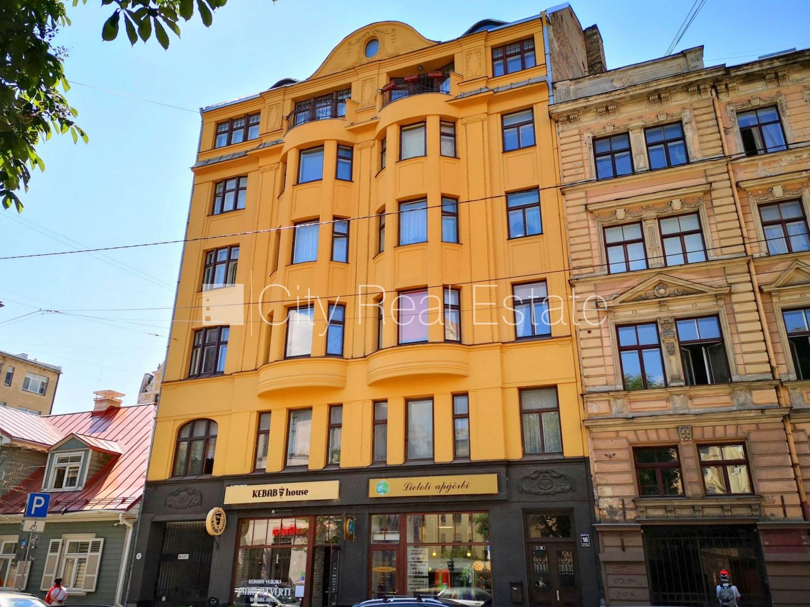 Объявление. Фасадный дом, вход с улицы, лифт, балкон, студио, кухня объединена с гостинной, высокие потолки, Цена: 490 EUR/мес. Foto #15