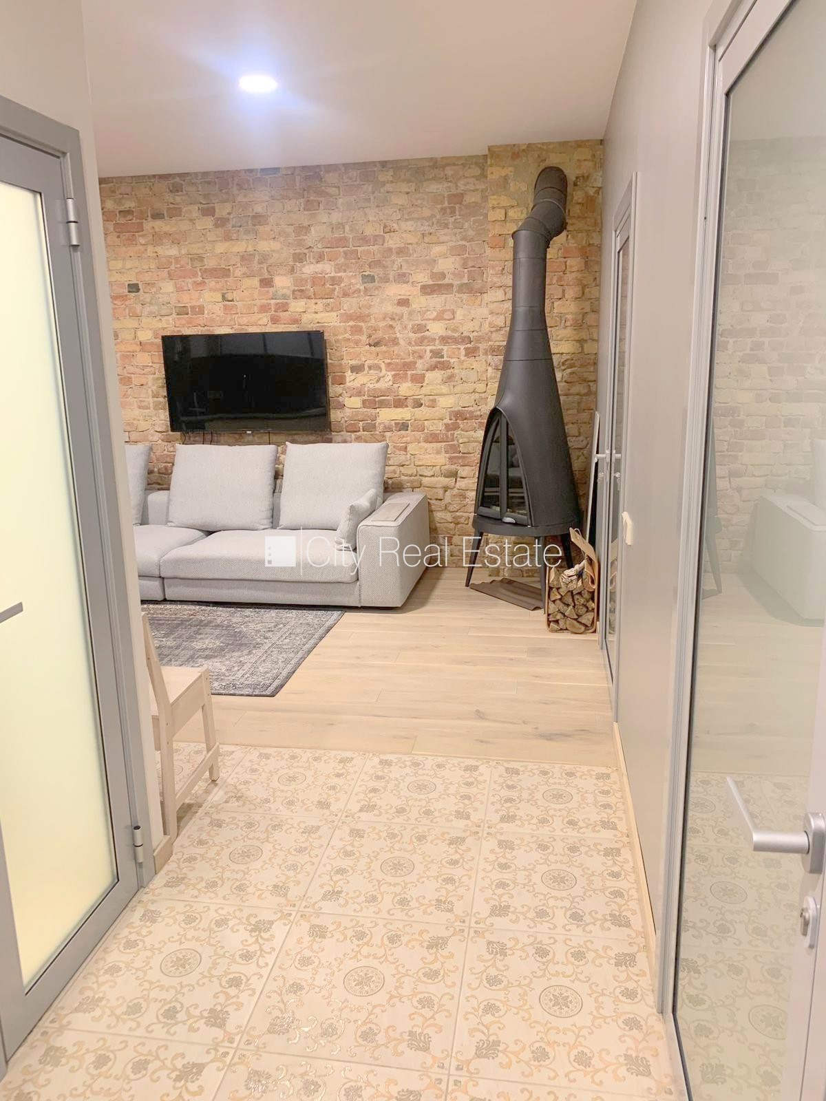 Sludinājumi. Projekts - Strēlnieku 13, pagalma ēka, renovēta māja, ieeja no ielas, kāpņu telpa pēc kapitālā Cena: 970 EUR/mēn Foto #7