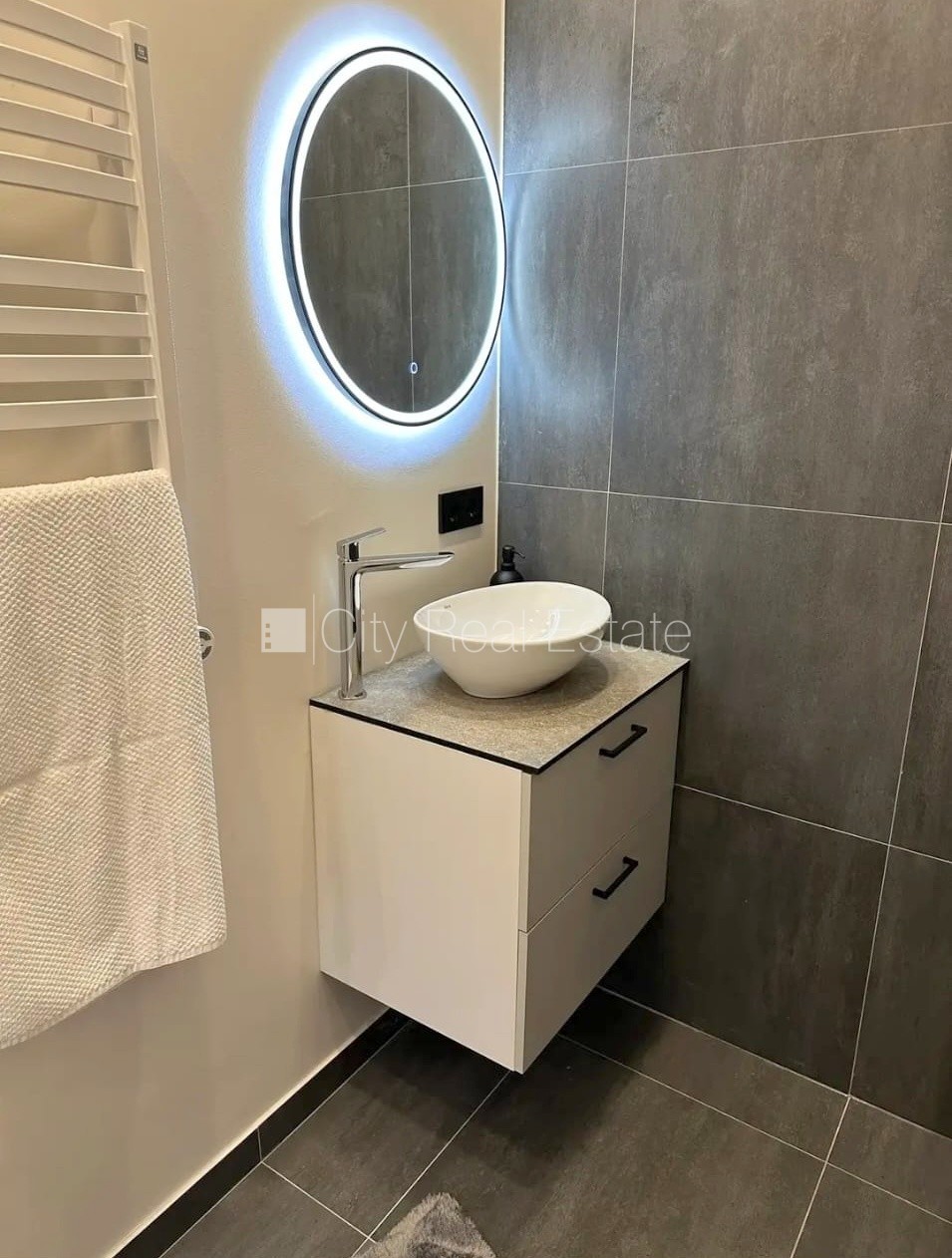 Sludinājumi. Projekts - Matīsa 38, fasādes māja, renovēta māja, slēgts pagalms, ieeja no ielas, kāpņu telpa pēc Cena: 450 EUR/mēn Foto #14