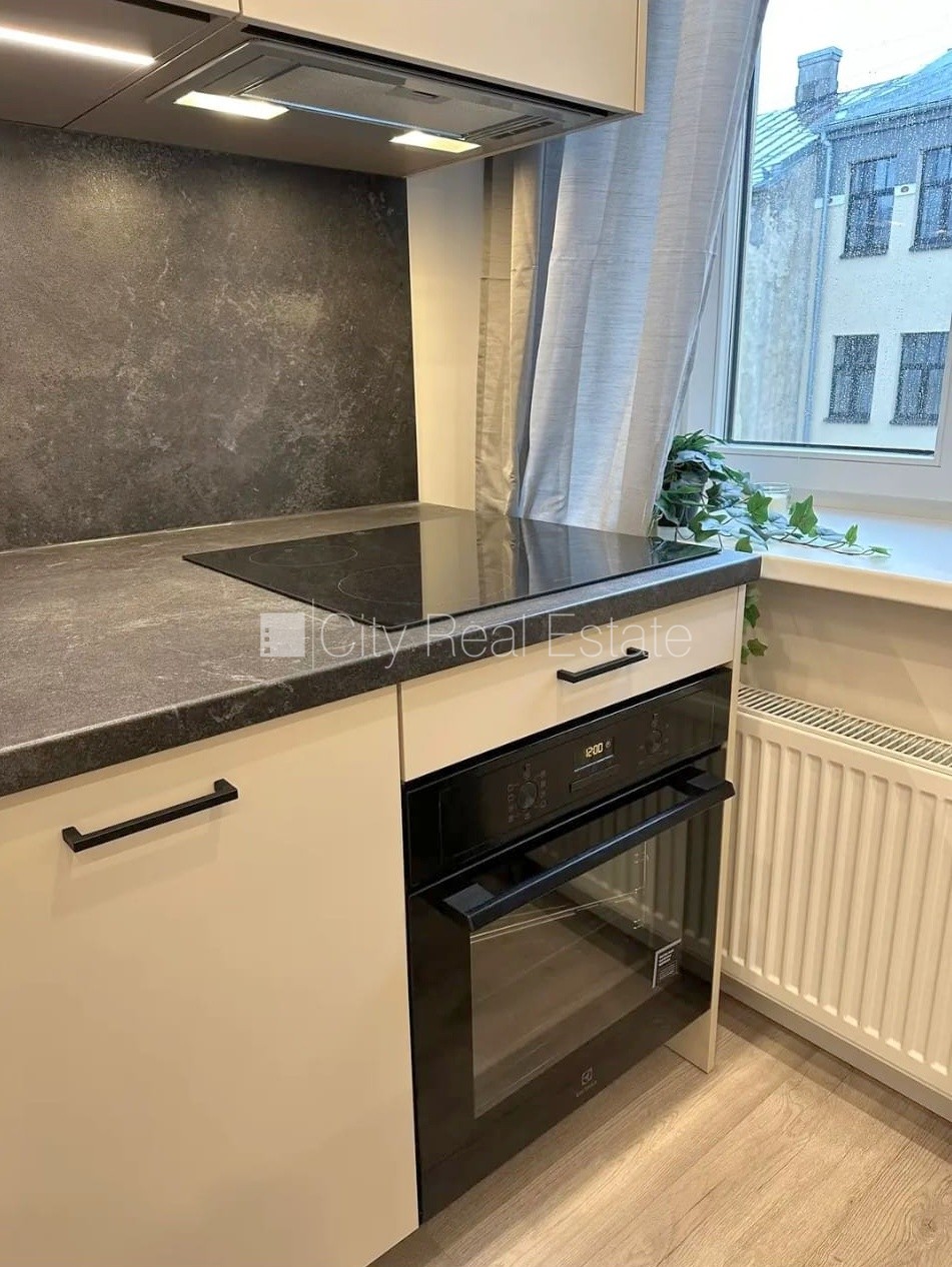 Sludinājumi. Projekts - Matīsa 38, fasādes māja, renovēta māja, slēgts pagalms, ieeja no ielas, kāpņu telpa pēc Cena: 450 EUR/mēn Foto #3