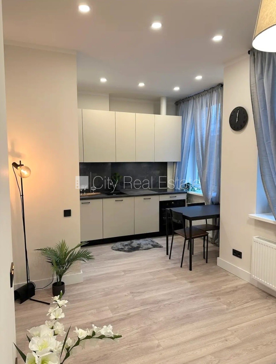 Sludinājumi. Projekts - Matīsa 38, fasādes māja, renovēta māja, slēgts pagalms, ieeja no ielas, kāpņu telpa pēc Cena: 450 EUR/mēn Foto #1