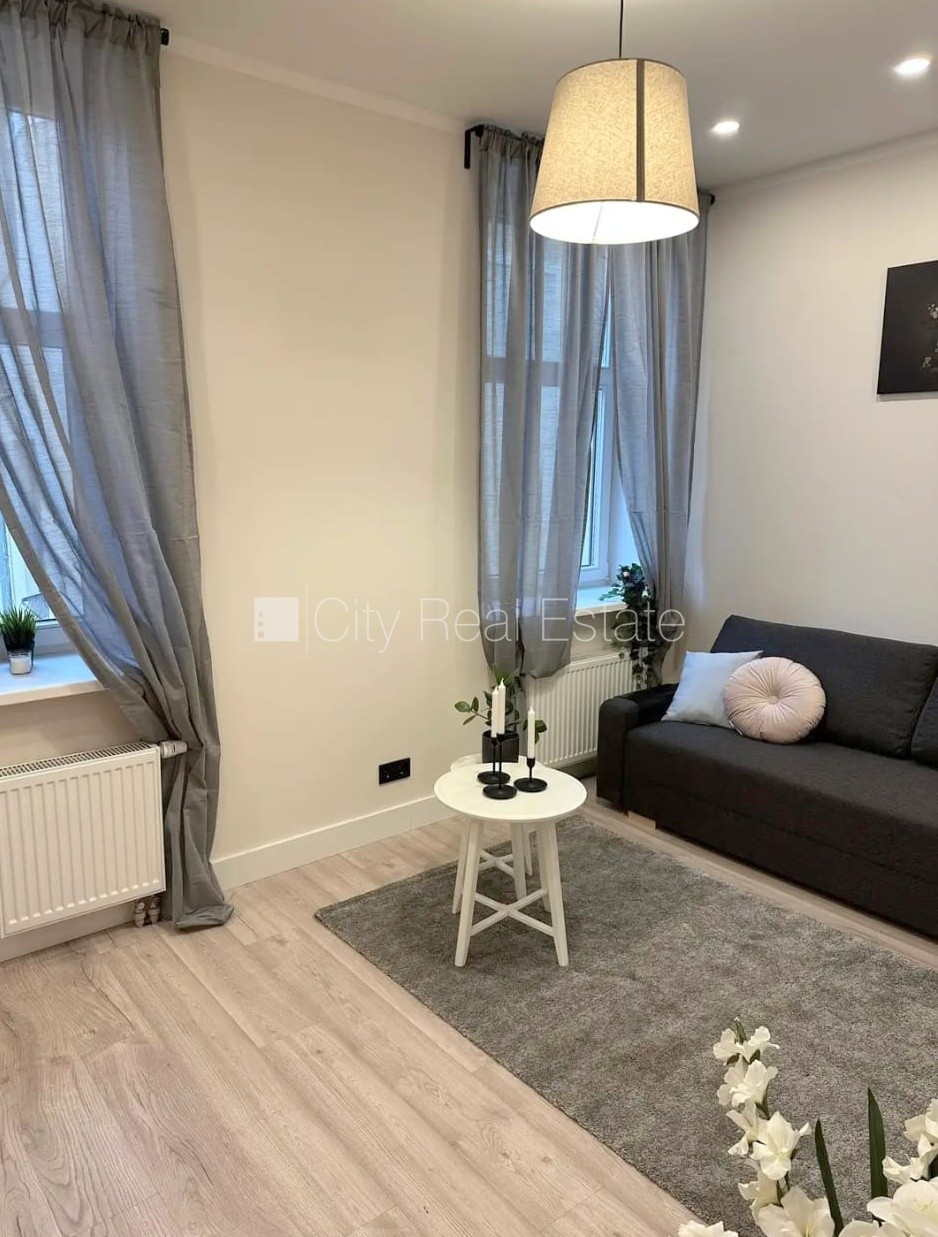 Sludinājumi. Projekts - Matīsa 38, fasādes māja, renovēta māja, slēgts pagalms, ieeja no ielas, kāpņu telpa pēc Cena: 450 EUR/mēn Foto #8