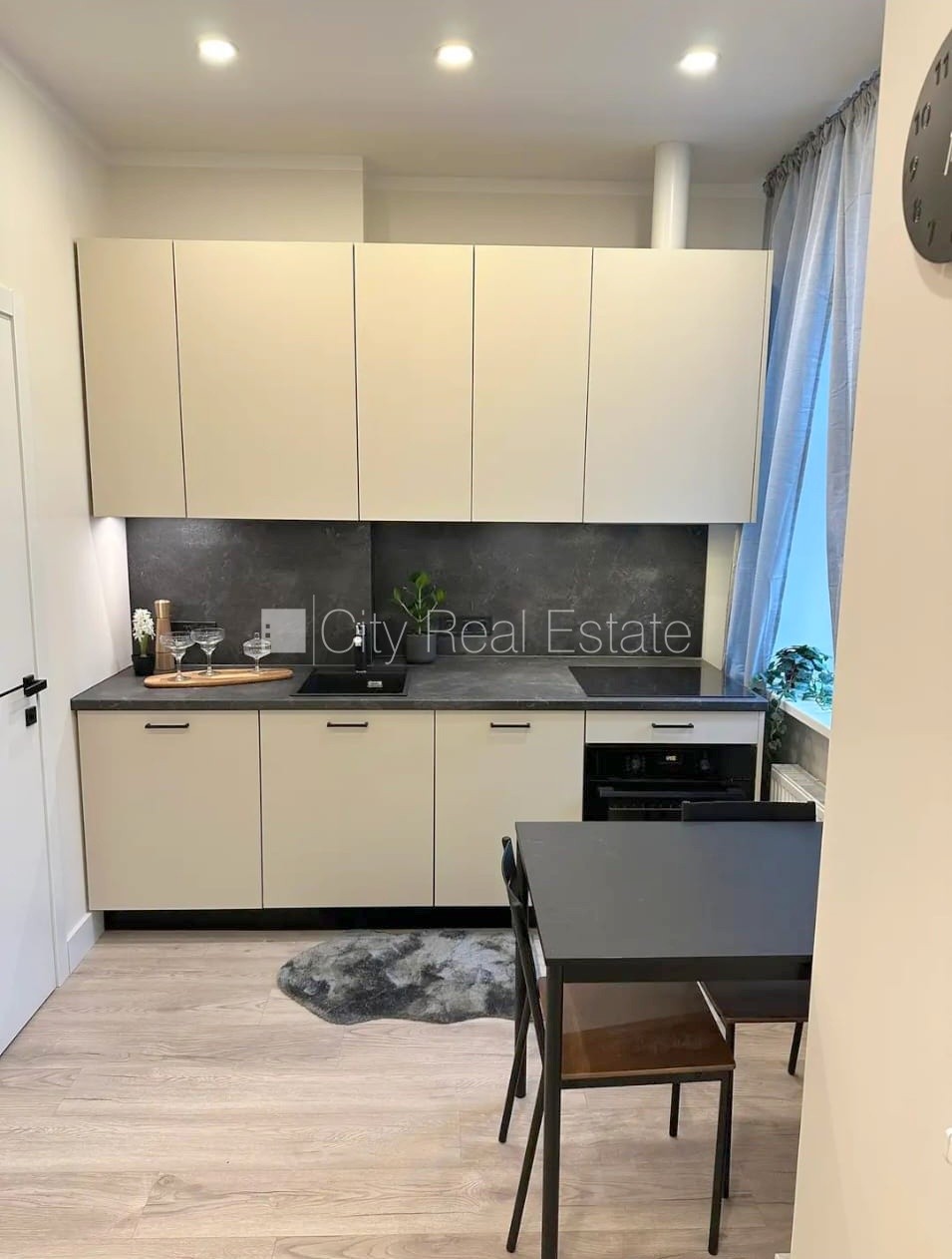 Sludinājumi. Projekts - Matīsa 38, fasādes māja, renovēta māja, slēgts pagalms, ieeja no ielas, kāpņu telpa pēc Cena: 450 EUR/mēn Foto #2