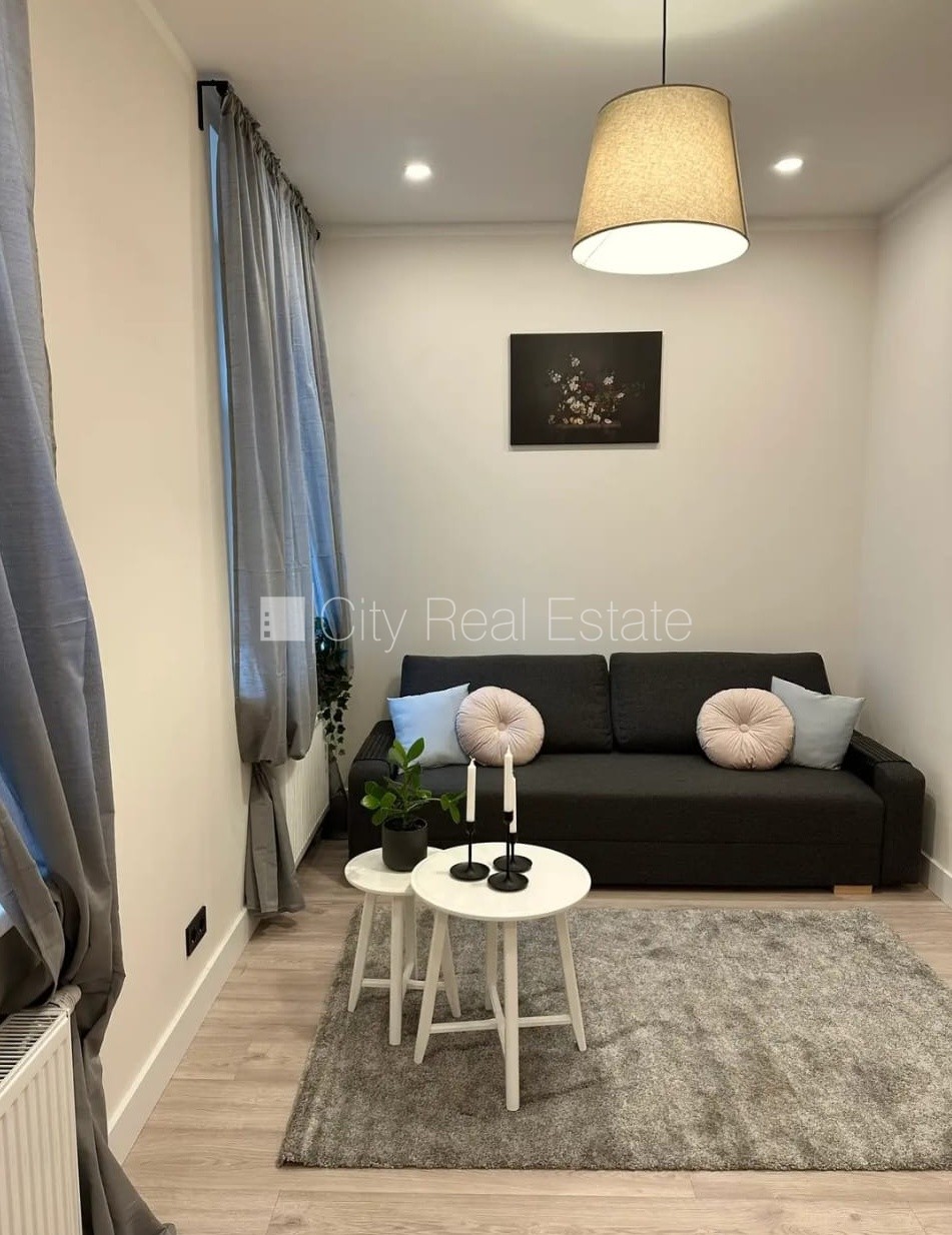 Sludinājumi. Projekts - Matīsa 38, fasādes māja, renovēta māja, slēgts pagalms, ieeja no ielas, kāpņu telpa pēc Cena: 450 EUR/mēn Foto #9